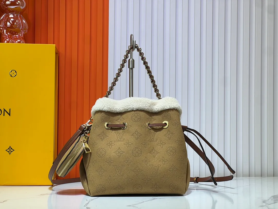 Batch 340💰Upgraded version M11839 (Cow leather digital punching process) The Bella handbag is from the LV Ski series. It is made of gorgeous engraved suede leather with shearling trim, highlighting the seasonal style with a comfortable and warm texture. The Monogram perforation pattern continues the iconic element, the chain is the finishing touch, and the round coin pocket provides secure storage. 19.0 x 22.0 x 14.0 cm (L x H x W) • Suede cow leather • Metal hardware • Round coin pocket • Metal base stud • Holds smartphone, keys, Zippy wallet and headphones • Shoulder strap: removable, adjustable • Strap half length: 50.0 cm • Strap half length adjustable to: 56.0 cm • Handle: Single handle, removable