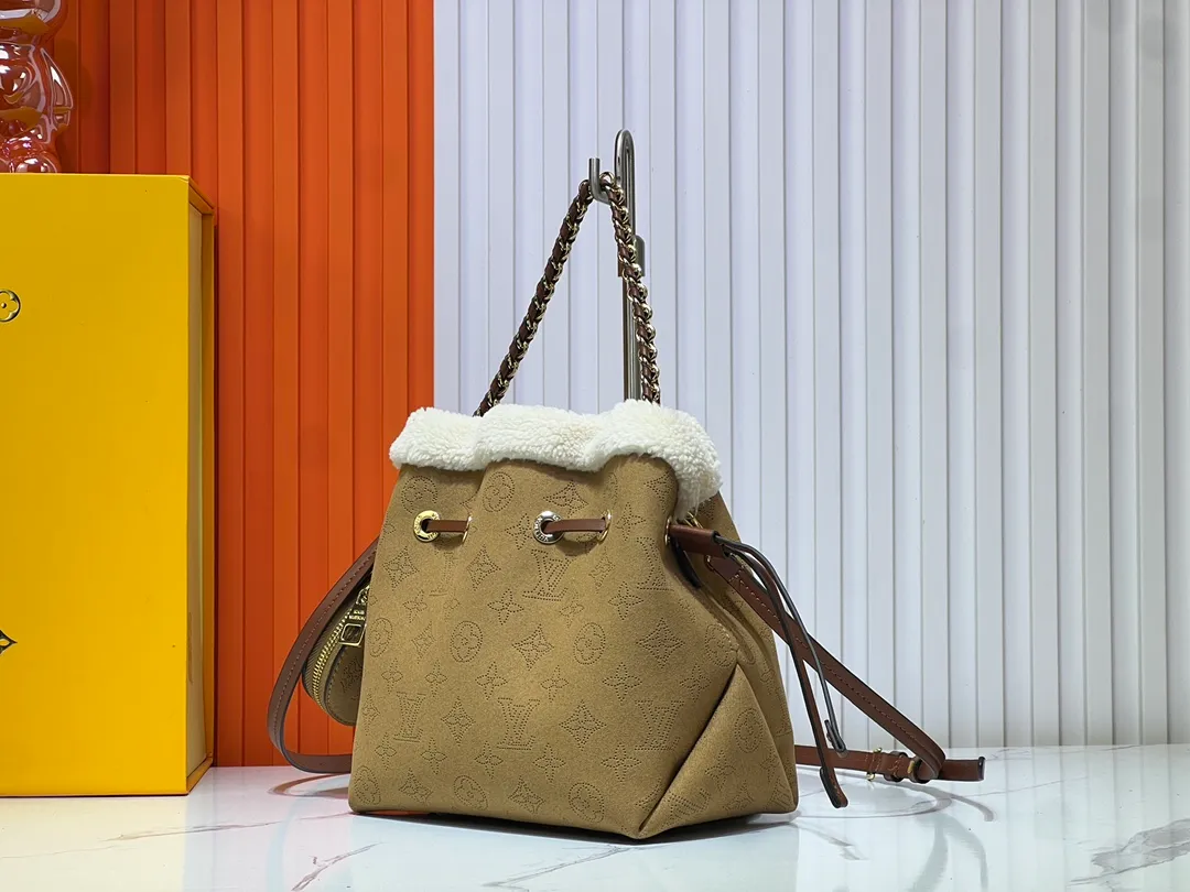Batch 340💰Upgraded version M11839 (Cow leather digital punching process) The Bella handbag is from the LV Ski series. It is made of gorgeous engraved suede leather with shearling trim, highlighting the seasonal style with a comfortable and warm texture. The Monogram perforation pattern continues the iconic element, the chain is the finishing touch, and the round coin pocket provides secure storage. 19.0 x 22.0 x 14.0 cm (L x H x W) • Suede cow leather • Metal hardware • Round coin pocket • Metal base stud • Holds smartphone, keys, Zippy wallet and headphones • Shoulder strap: removable, adjustable • Strap half length: 50.0 cm • Strap half length adjustable to: 56.0 cm • Handle: Single handle, removable