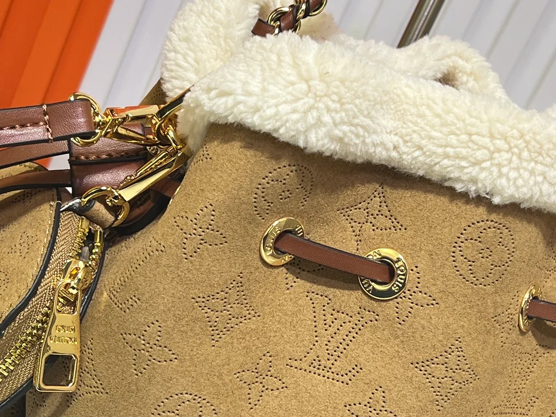 Batch 340💰Upgraded version M11839 (Cow leather digital punching process) The Bella handbag is from the LV Ski series. It is made of gorgeous engraved suede leather with shearling trim, highlighting the seasonal style with a comfortable and warm texture. The Monogram perforation pattern continues the iconic element, the chain is the finishing touch, and the round coin pocket provides secure storage. 19.0 x 22.0 x 14.0 cm (L x H x W) • Suede cow leather • Metal hardware • Round coin pocket • Metal base stud • Holds smartphone, keys, Zippy wallet and headphones • Shoulder strap: removable, adjustable • Strap half length: 50.0 cm • Strap half length adjustable to: 56.0 cm • Handle: Single handle, removable