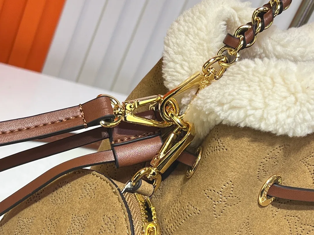 Batch 340💰Upgraded version M11839 (Cow leather digital punching process) The Bella handbag is from the LV Ski series. It is made of gorgeous engraved suede leather with shearling trim, highlighting the seasonal style with a comfortable and warm texture. The Monogram perforation pattern continues the iconic element, the chain is the finishing touch, and the round coin pocket provides secure storage. 19.0 x 22.0 x 14.0 cm (L x H x W) • Suede cow leather • Metal hardware • Round coin pocket • Metal base stud • Holds smartphone, keys, Zippy wallet and headphones • Shoulder strap: removable, adjustable • Strap half length: 50.0 cm • Strap half length adjustable to: 56.0 cm • Handle: Single handle, removable