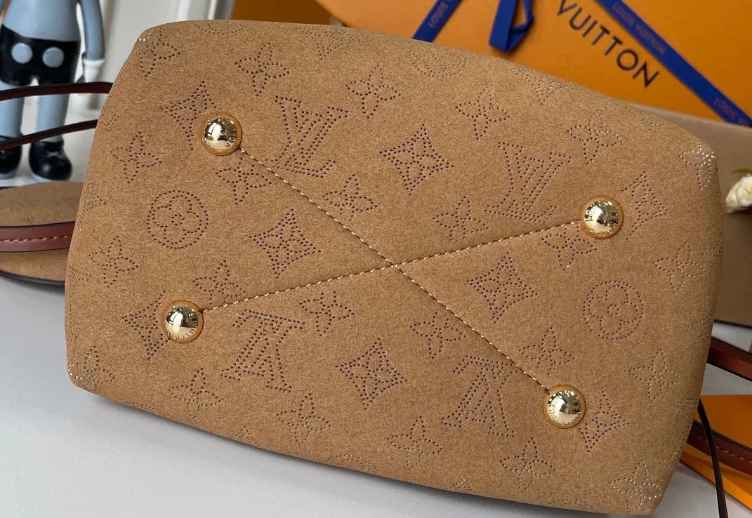 Batch 340💰Upgraded version M11839 (Cow leather digital punching process) The Bella handbag is from the LV Ski series. It is made of gorgeous engraved suede leather with shearling trim, highlighting the seasonal style with a comfortable and warm texture. The Monogram perforation pattern continues the iconic element, the chain is the finishing touch, and the round coin pocket provides secure storage. 19.0 x 22.0 x 14.0 cm (L x H x W) • Suede cow leather • Metal hardware • Round coin pocket • Metal base stud • Holds smartphone, keys, Zippy wallet and headphones • Shoulder strap: removable, adjustable • Strap half length: 50.0 cm • Strap half length adjustable to: 56.0 cm • Handle: Single handle, removable