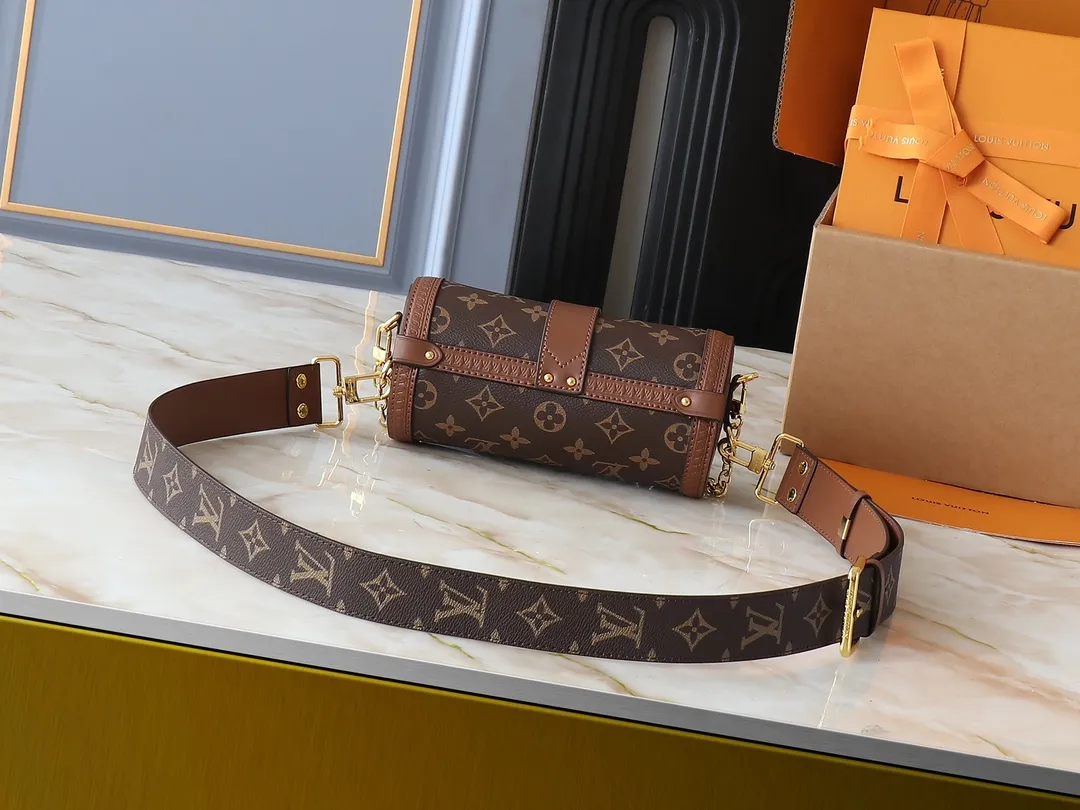💰260💰Upgraded original M57835 presbyopic barrel bag Papillon BB handbag prefall 2021 autumn and winter series new Papillon trunk toile monogram handbag selects Monogram leather with Monogram print, reproducing the classic Papillon handbag silhouette in a pocket size. Removable jacquard shoulder strap delivers a sporty feel Dimensions: 20 x 10 x 10 cm