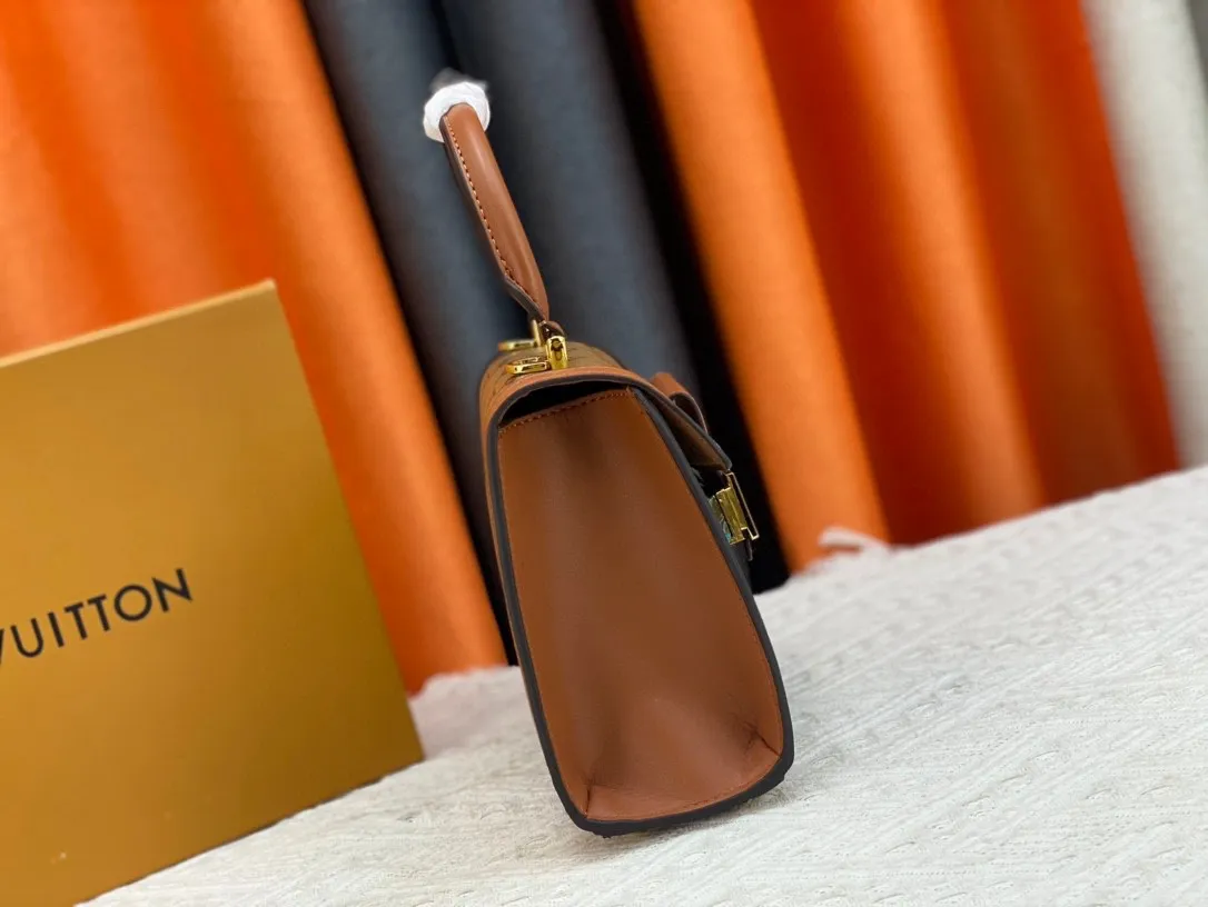 P260 Upgraded from the original version to the new M43561 M46751 2024 catwalk model, the Pochette Metis handbag is made of Monogram Empreinte leather with Monogram pattern, and is equipped with a Daphne lock derived from the brand's classic hard case. The elegant handles and detachable shoulder strap make it easy to carry over the shoulder or cross-body. Dimensions: 21x16.5x10 cm