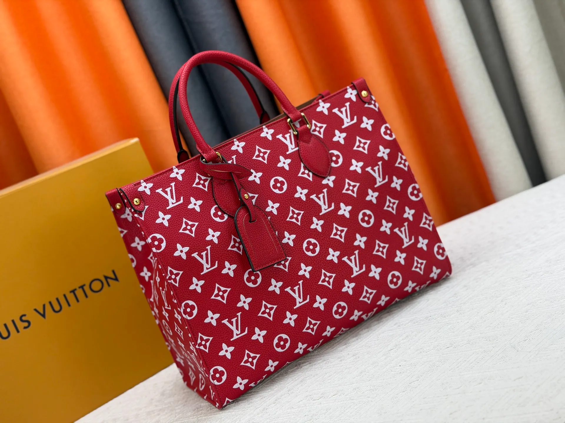 P280 Upgraded original version (latest color) M10303 M45495 M45039 M45321 M44571 This OnTheGo medium Tote bag is printed and dyed with the Medium Monogram pattern and then embossed on the soft grained cow leather. Its ample interior can accommodate a laptop and other office supplies, and the long and short handles are easy to carry or carry on the shoulder. Dimensions: 35.0 x 27.0 x 14.0 cm