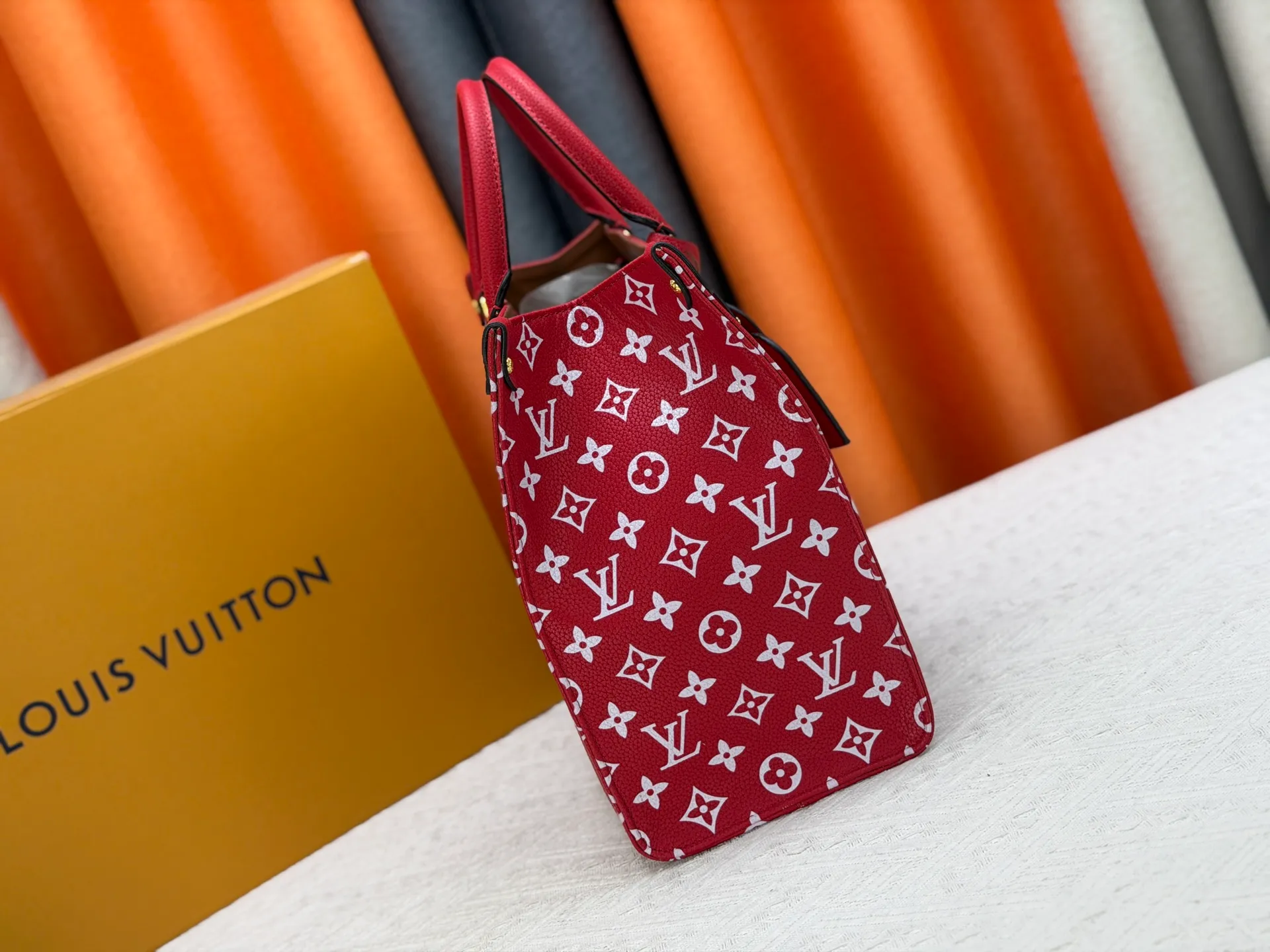 P280 Upgraded original version (latest color) M10303 M45495 M45039 M45321 M44571 This OnTheGo medium Tote bag is printed and dyed with the Medium Monogram pattern and then embossed on the soft grained cow leather. Its ample interior can accommodate a laptop and other office supplies, and the long and short handles are easy to carry or carry on the shoulder. Dimensions: 35.0 x 27.0 x 14.0 cm