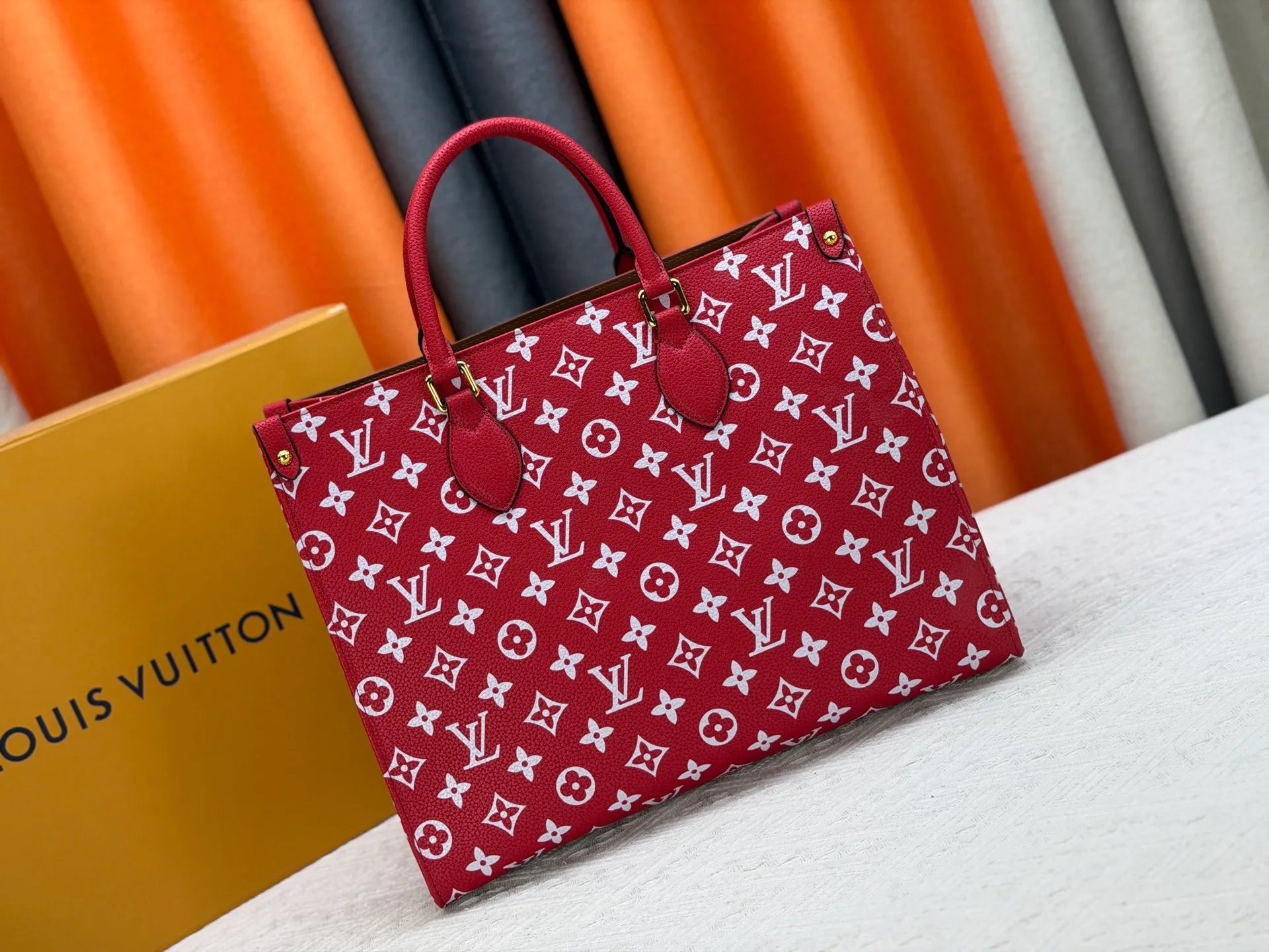 P280 Upgraded original version (latest color) M10303 M45495 M45039 M45321 M44571 This OnTheGo medium Tote bag is printed and dyed with the Medium Monogram pattern and then embossed on the soft grained cow leather. Its ample interior can accommodate a laptop and other office supplies, and the long and short handles are easy to carry or carry on the shoulder. Dimensions: 35.0 x 27.0 x 14.0 cm