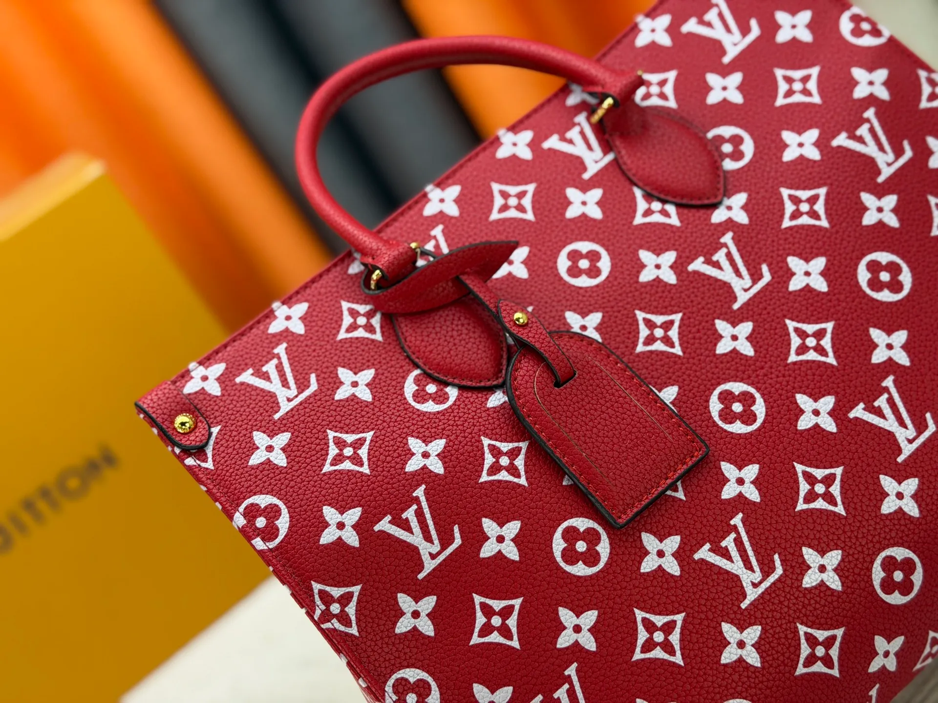 P280 Upgraded original version (latest color) M10303 M45495 M45039 M45321 M44571 This OnTheGo medium Tote bag is printed and dyed with the Medium Monogram pattern and then embossed on the soft grained cow leather. Its ample interior can accommodate a laptop and other office supplies, and the long and short handles are easy to carry or carry on the shoulder. Dimensions: 35.0 x 27.0 x 14.0 cm