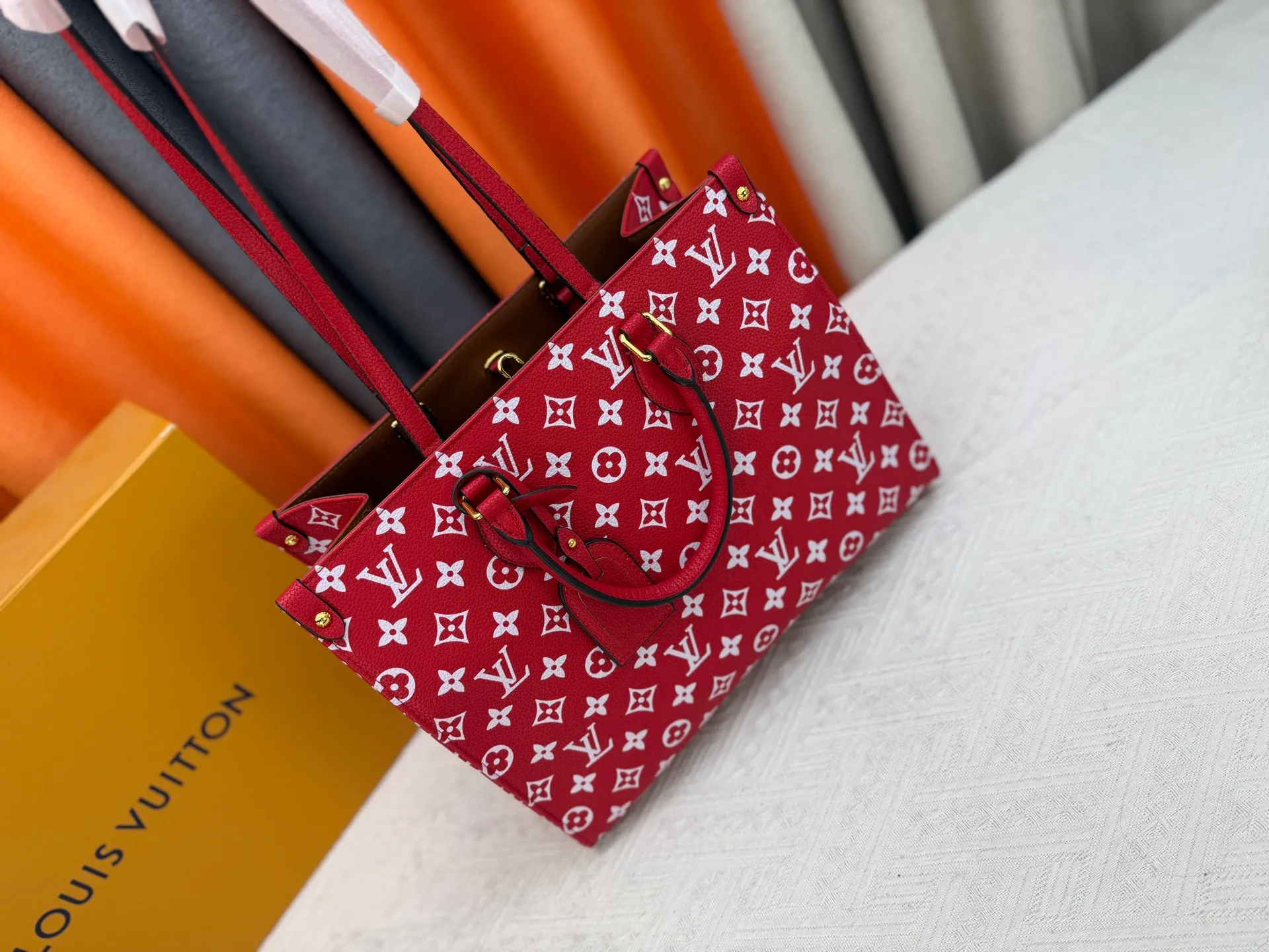 P280 Upgraded original version (latest color) M10303 M45495 M45039 M45321 M44571 This OnTheGo medium Tote bag is printed and dyed with the Medium Monogram pattern and then embossed on the soft grained cow leather. Its ample interior can accommodate a laptop and other office supplies, and the long and short handles are easy to carry or carry on the shoulder. Dimensions: 35.0 x 27.0 x 14.0 cm