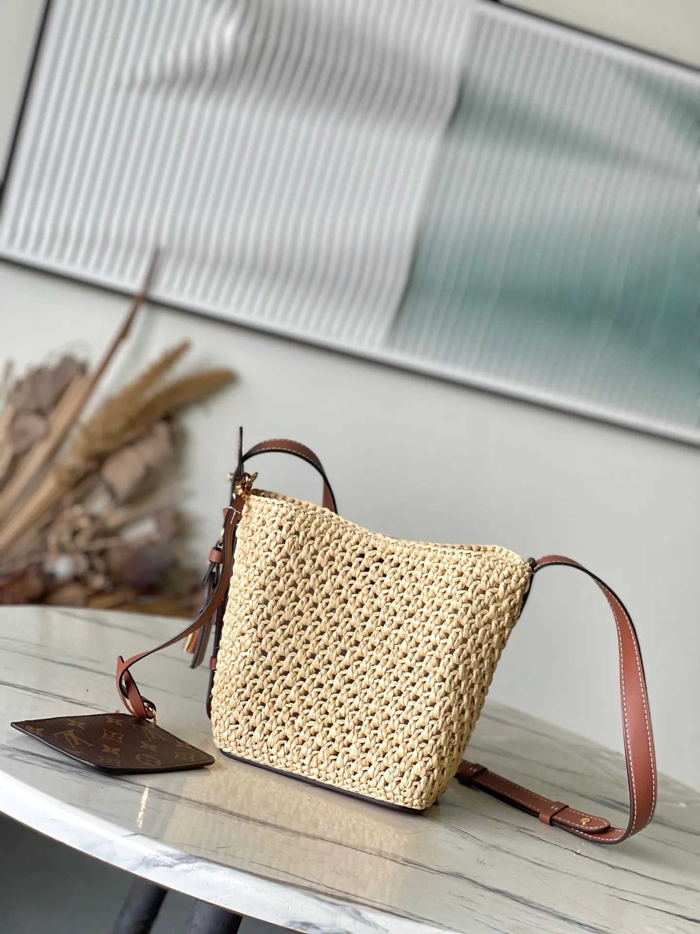 💰1220 Top original order M14217 This AllInBB handbag interprets the holiday style with the leisurely style of the south of France, once again confirming the brand's exquisite craftsmanship. The raffia bag body is integrated with leather elements such as iconic brand names, and the bright padlock is the perfect detail. The lightweight structure makes it a perfect storage choice for beach time and various occasions. Dimensions: 16 × 18 × 12 cm