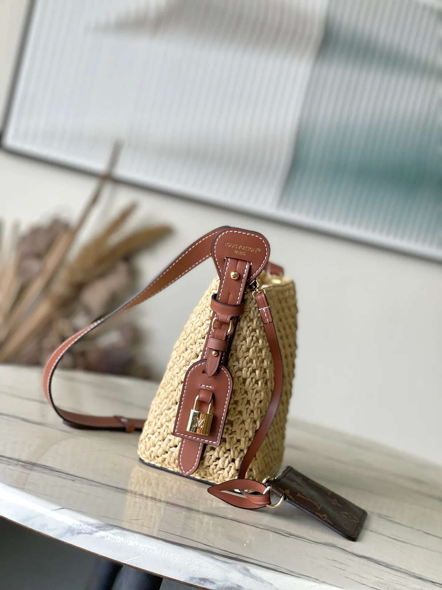 💰1220 Top original order M14217 This AllInBB handbag interprets the holiday style with the leisurely style of the south of France, once again confirming the brand's exquisite craftsmanship. The raffia bag body is integrated with leather elements such as iconic brand names, and the bright padlock is the perfect detail. The lightweight structure makes it a perfect storage choice for beach time and various occasions. Dimensions: 16 × 18 × 12 cm