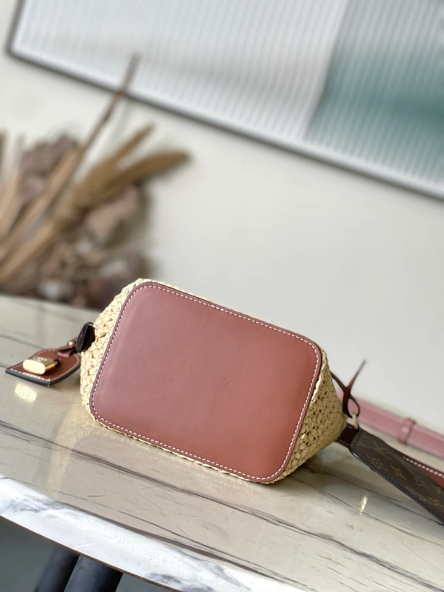 💰1220 Top original order M14217 This AllInBB handbag interprets the holiday style with the leisurely style of the south of France, once again confirming the brand's exquisite craftsmanship. The raffia bag body is integrated with leather elements such as iconic brand names, and the bright padlock is the perfect detail. The lightweight structure makes it a perfect storage choice for beach time and various occasions. Dimensions: 16 × 18 × 12 cm