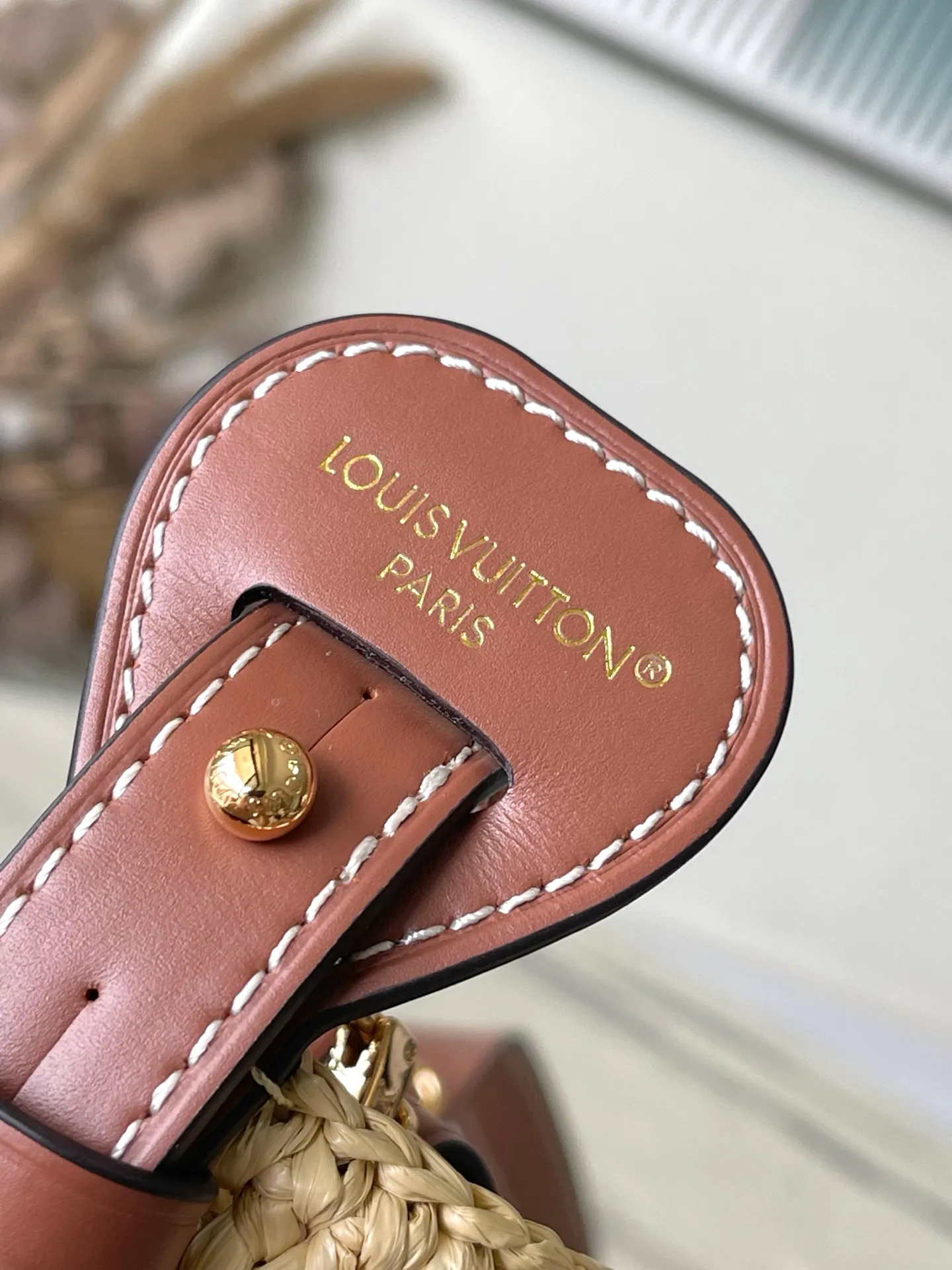 💰1220 Top original order M14217 This AllInBB handbag interprets the holiday style with the leisurely style of the south of France, once again confirming the brand's exquisite craftsmanship. The raffia bag body is integrated with leather elements such as iconic brand names, and the bright padlock is the perfect detail. The lightweight structure makes it a perfect storage choice for beach time and various occasions. Dimensions: 16 × 18 × 12 cm