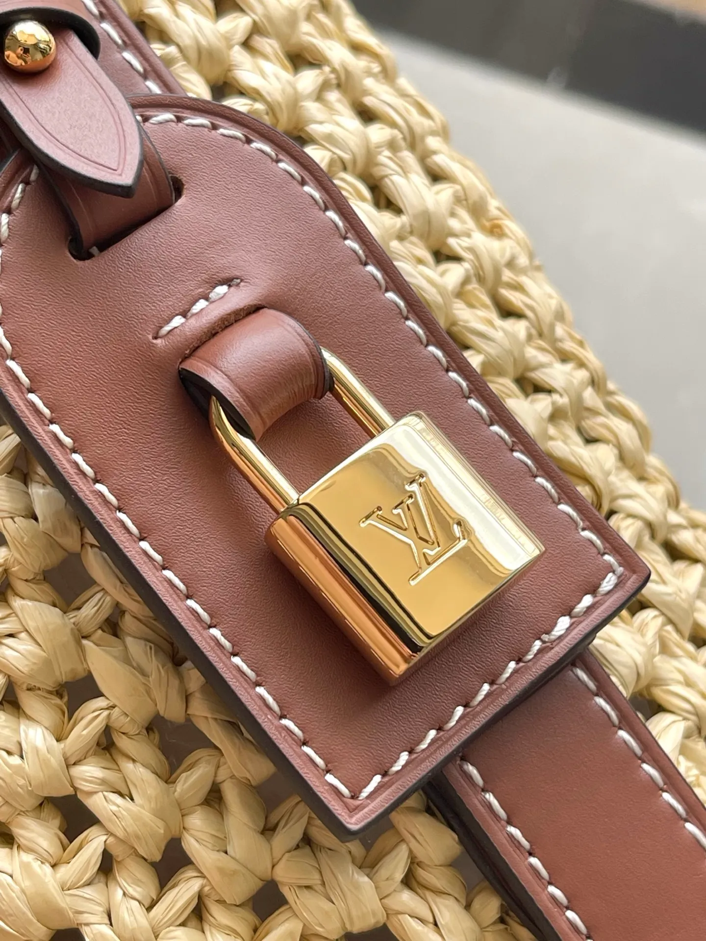💰1220 Top original order M14217 This AllInBB handbag interprets the holiday style with the leisurely style of the south of France, once again confirming the brand's exquisite craftsmanship. The raffia bag body is integrated with leather elements such as iconic brand names, and the bright padlock is the perfect detail. The lightweight structure makes it a perfect storage choice for beach time and various occasions. Dimensions: 16 × 18 × 12 cm