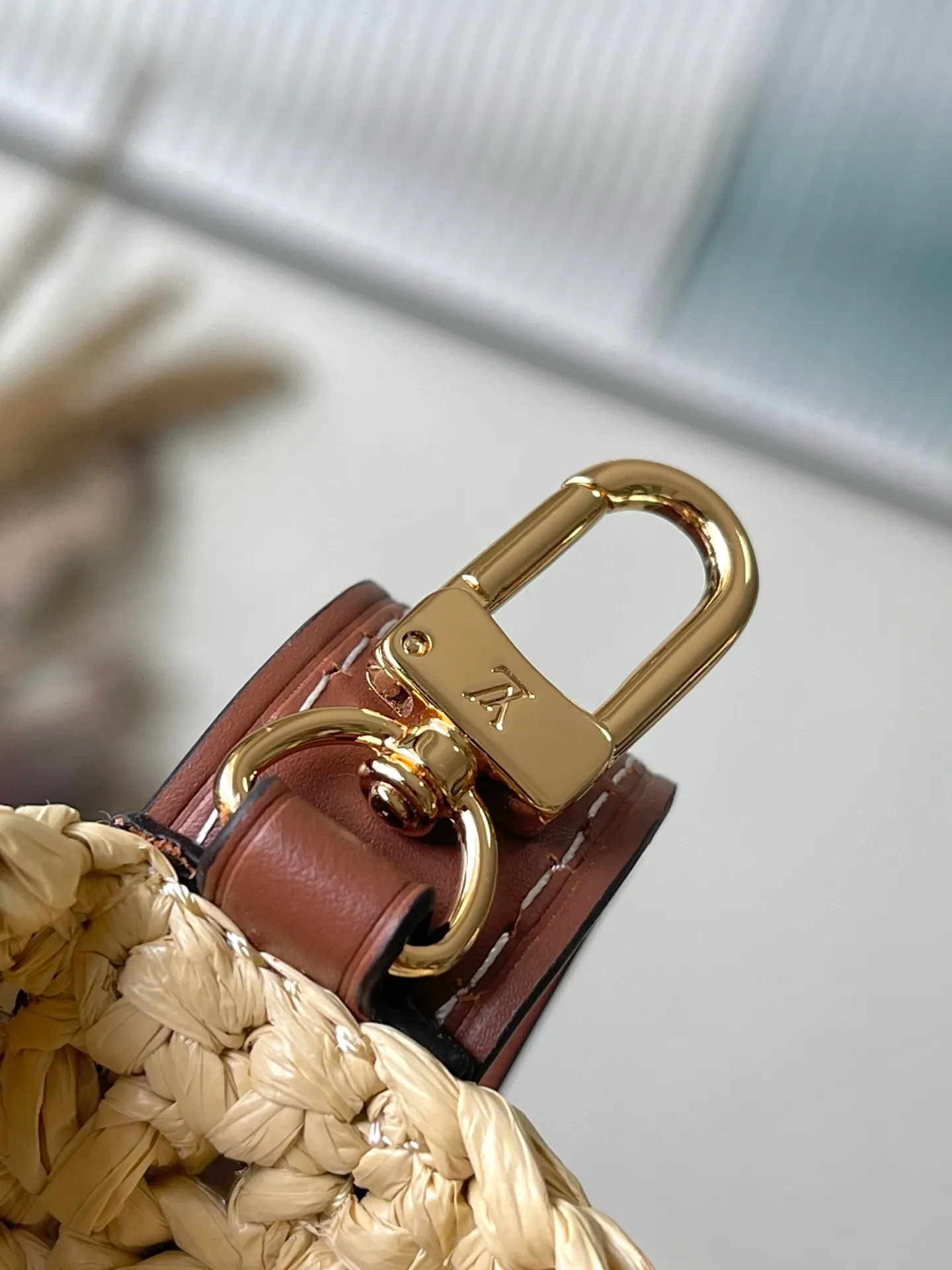 💰1220 Top original order M14217 This AllInBB handbag interprets the holiday style with the leisurely style of the south of France, once again confirming the brand's exquisite craftsmanship. The raffia bag body is integrated with leather elements such as iconic brand names, and the bright padlock is the perfect detail. The lightweight structure makes it a perfect storage choice for beach time and various occasions. Dimensions: 16 × 18 × 12 cm