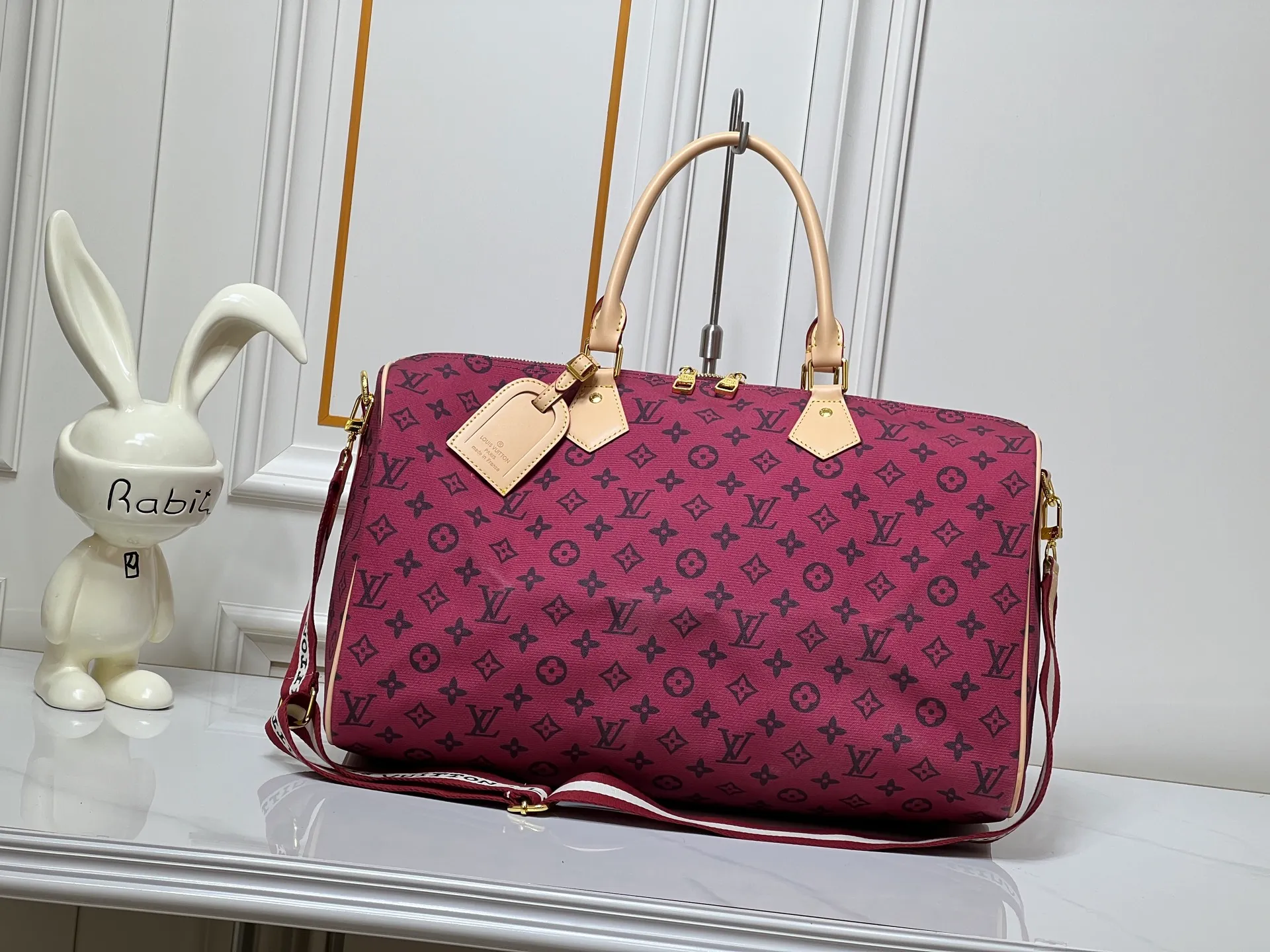 ￥380 Lv Travel Bag This Speedy Bandoulière Monogram Leather handbag is made of soft grained cow leather wrapped with sheepskin lining. The silk-screened Monogram pattern presents the blurred look of canvas printing, expressing the new season's ingenuity of creative director Pharrell Williams. Size: 45-26 cn Style No. 25772