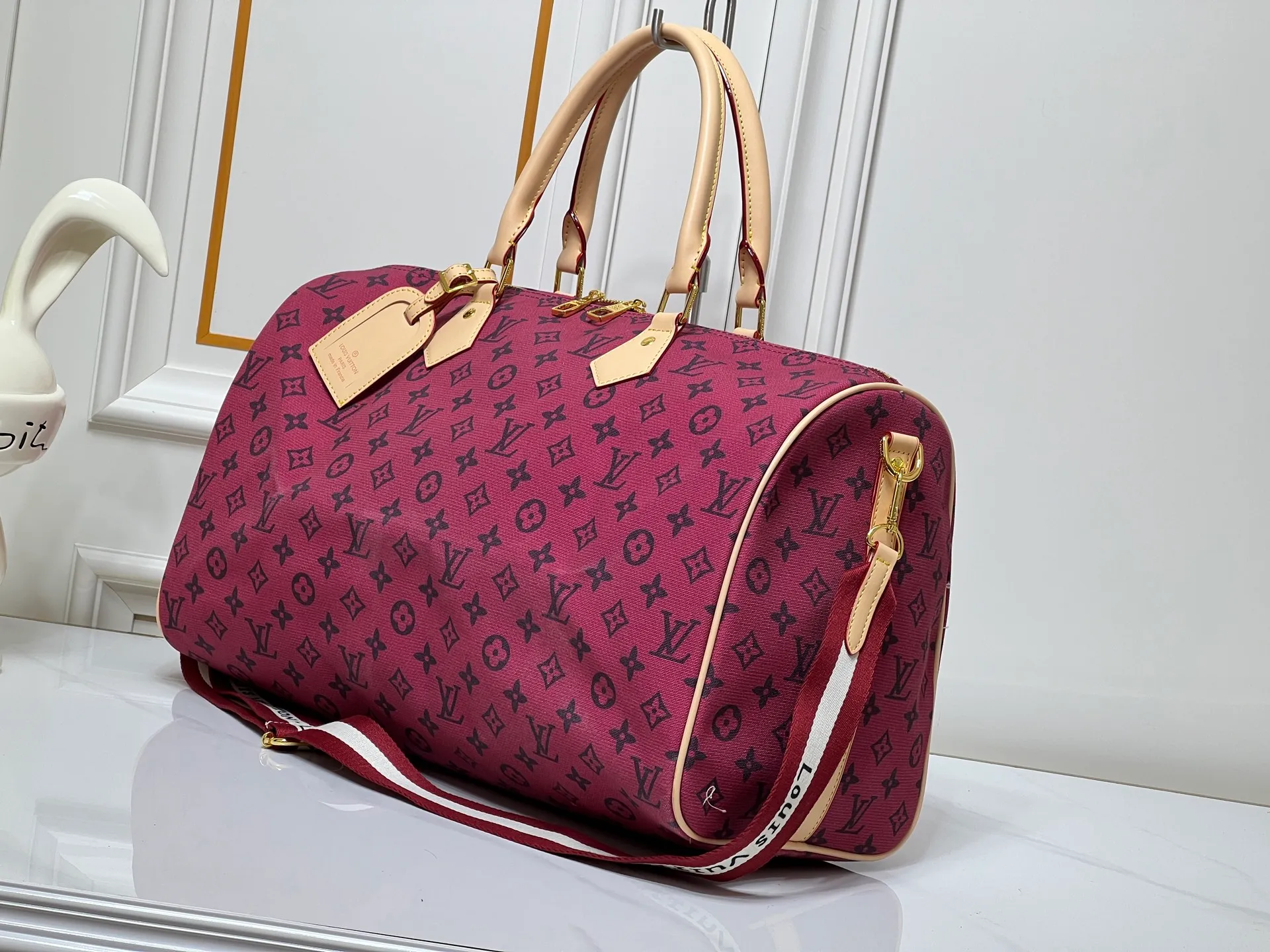 ￥380 Lv Travel Bag This Speedy Bandoulière Monogram Leather handbag is made of soft grained cow leather wrapped with sheepskin lining. The silk-screened Monogram pattern presents the blurred look of canvas printing, expressing the new season's ingenuity of creative director Pharrell Williams. Size: 45-26 cn Style No. 25772