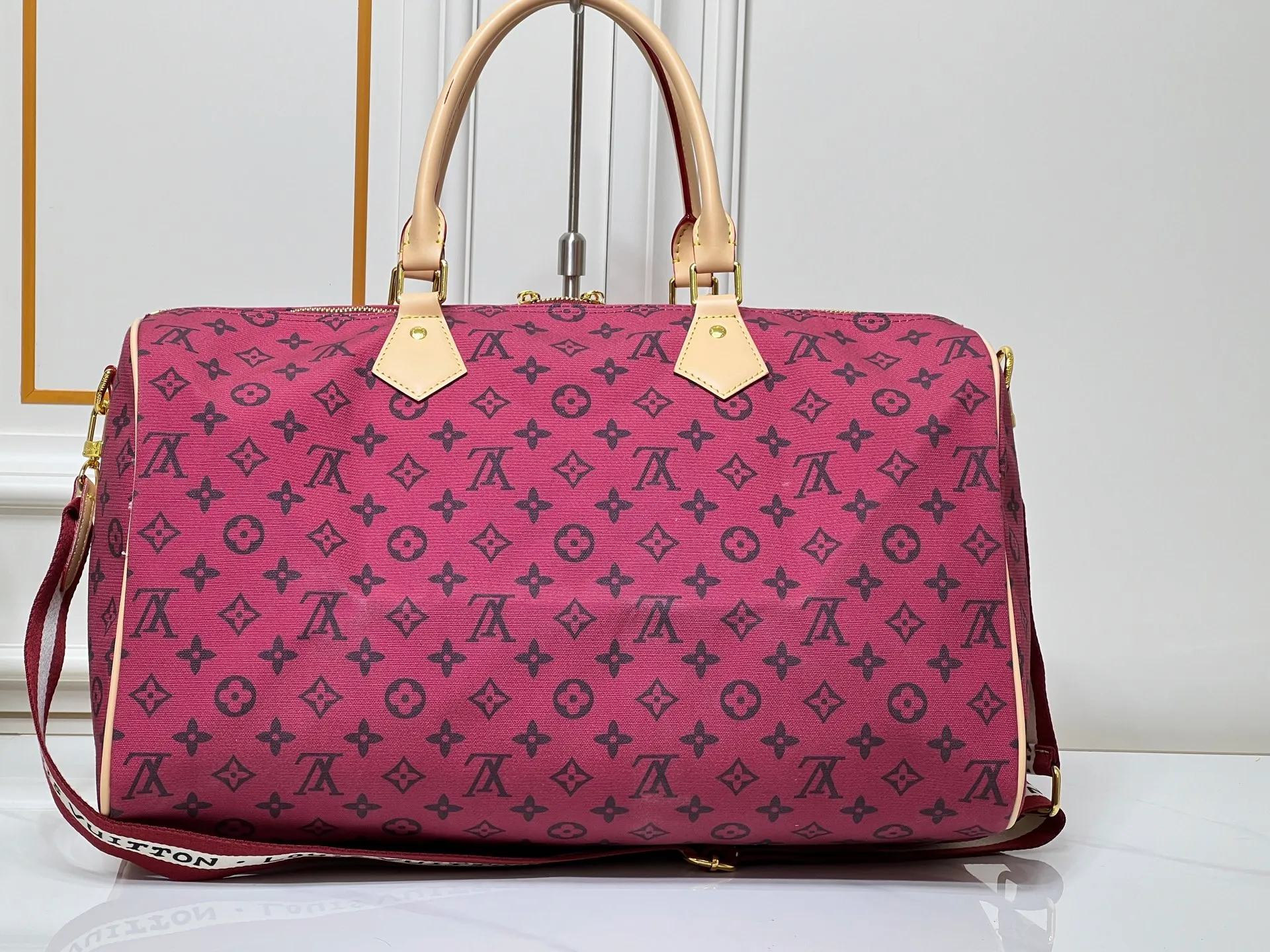 ￥380 Lv Travel Bag This Speedy Bandoulière Monogram Leather handbag is made of soft grained cow leather wrapped with sheepskin lining. The silk-screened Monogram pattern presents the blurred look of canvas printing, expressing the new season's ingenuity of creative director Pharrell Williams. Size: 45-26 cn Style No. 25772