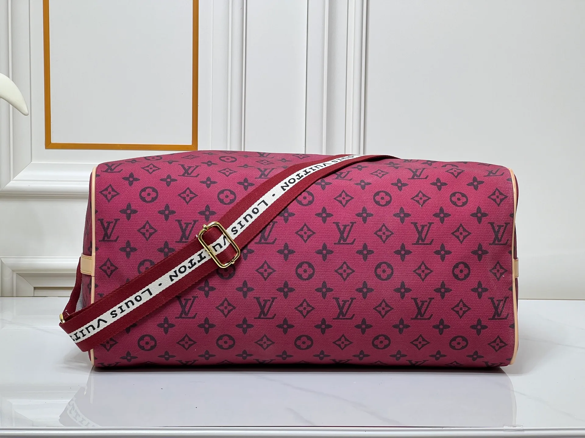 ￥380 Lv Travel Bag This Speedy Bandoulière Monogram Leather handbag is made of soft grained cow leather wrapped with sheepskin lining. The silk-screened Monogram pattern presents the blurred look of canvas printing, expressing the new season's ingenuity of creative director Pharrell Williams. Size: 45-26 cn Style No. 25772
