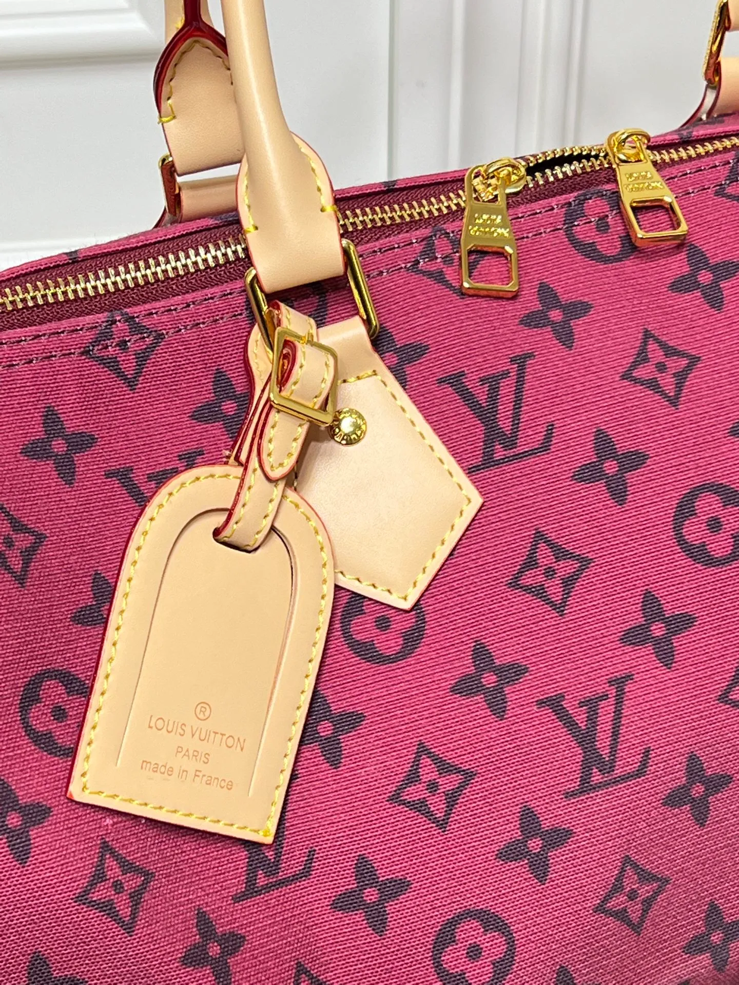 ￥380 Lv Travel Bag This Speedy Bandoulière Monogram Leather handbag is made of soft grained cow leather wrapped with sheepskin lining. The silk-screened Monogram pattern presents the blurred look of canvas printing, expressing the new season's ingenuity of creative director Pharrell Williams. Size: 45-26 cn Style No. 25772