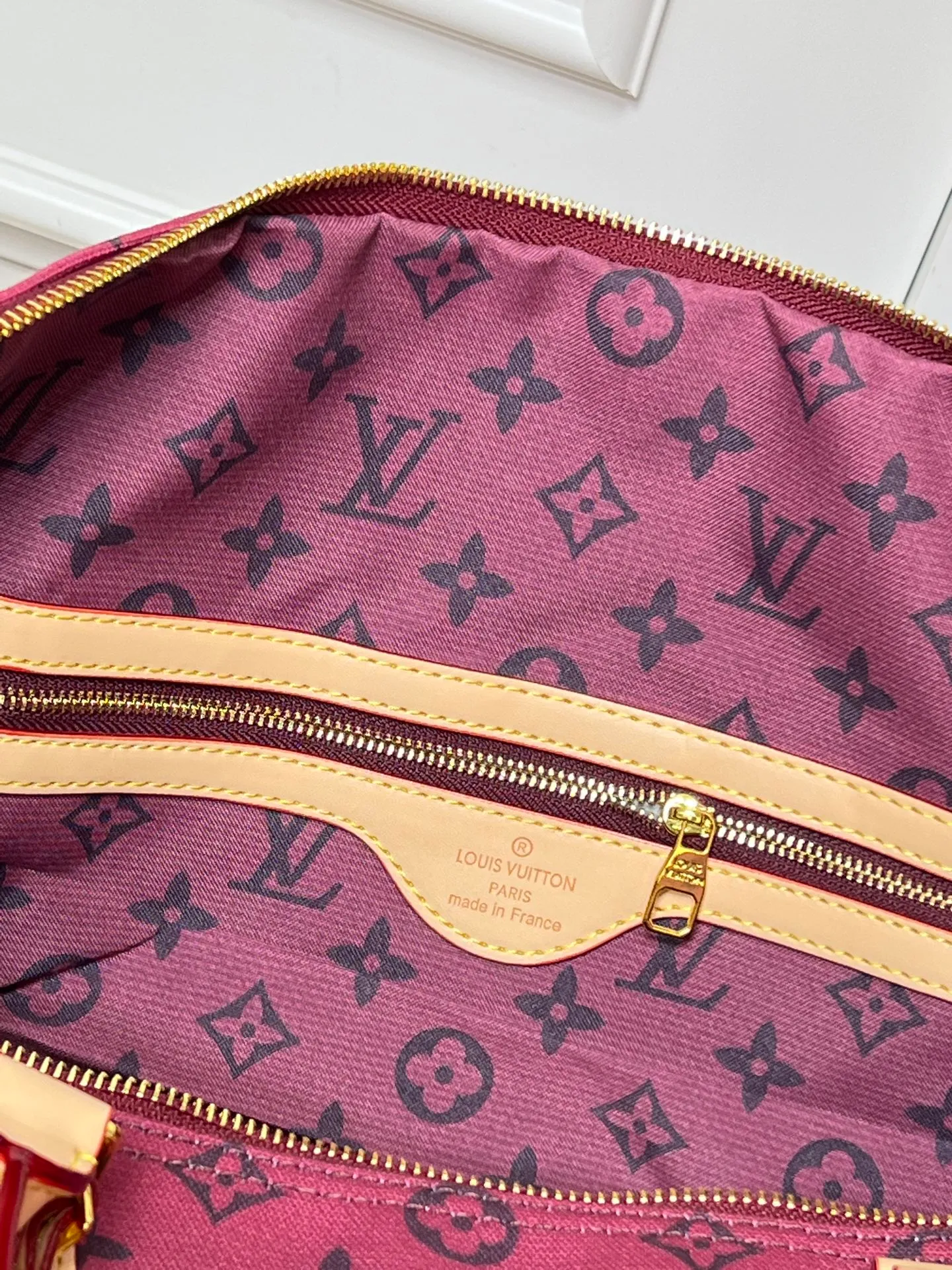 ￥380 Lv Travel Bag This Speedy Bandoulière Monogram Leather handbag is made of soft grained cow leather wrapped with sheepskin lining. The silk-screened Monogram pattern presents the blurred look of canvas printing, expressing the new season's ingenuity of creative director Pharrell Williams. Size: 45-26 cn Style No. 25772