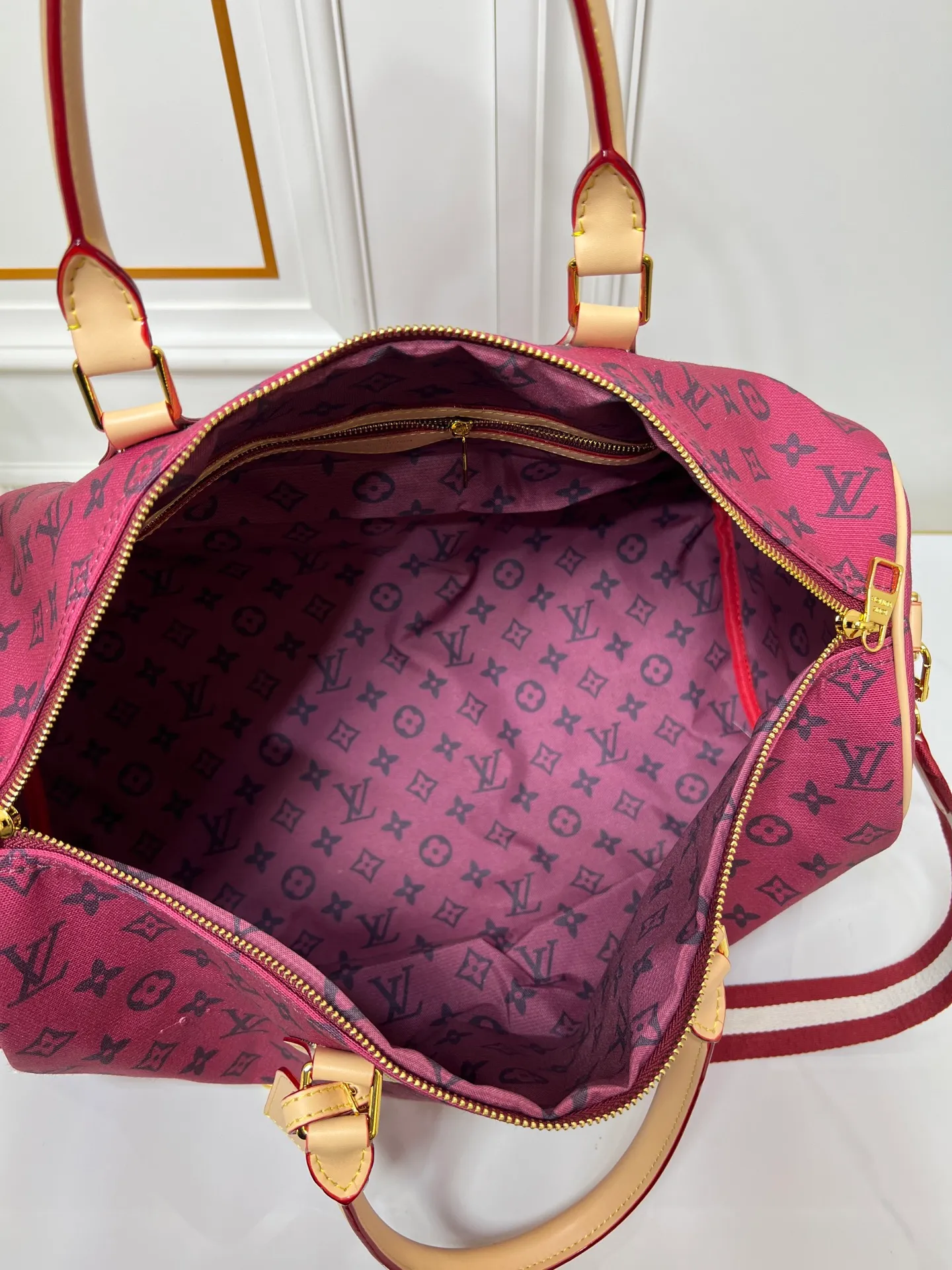 ￥380 Lv Travel Bag This Speedy Bandoulière Monogram Leather handbag is made of soft grained cow leather wrapped with sheepskin lining. The silk-screened Monogram pattern presents the blurred look of canvas printing, expressing the new season's ingenuity of creative director Pharrell Williams. Size: 45-26 cn Style No. 25772