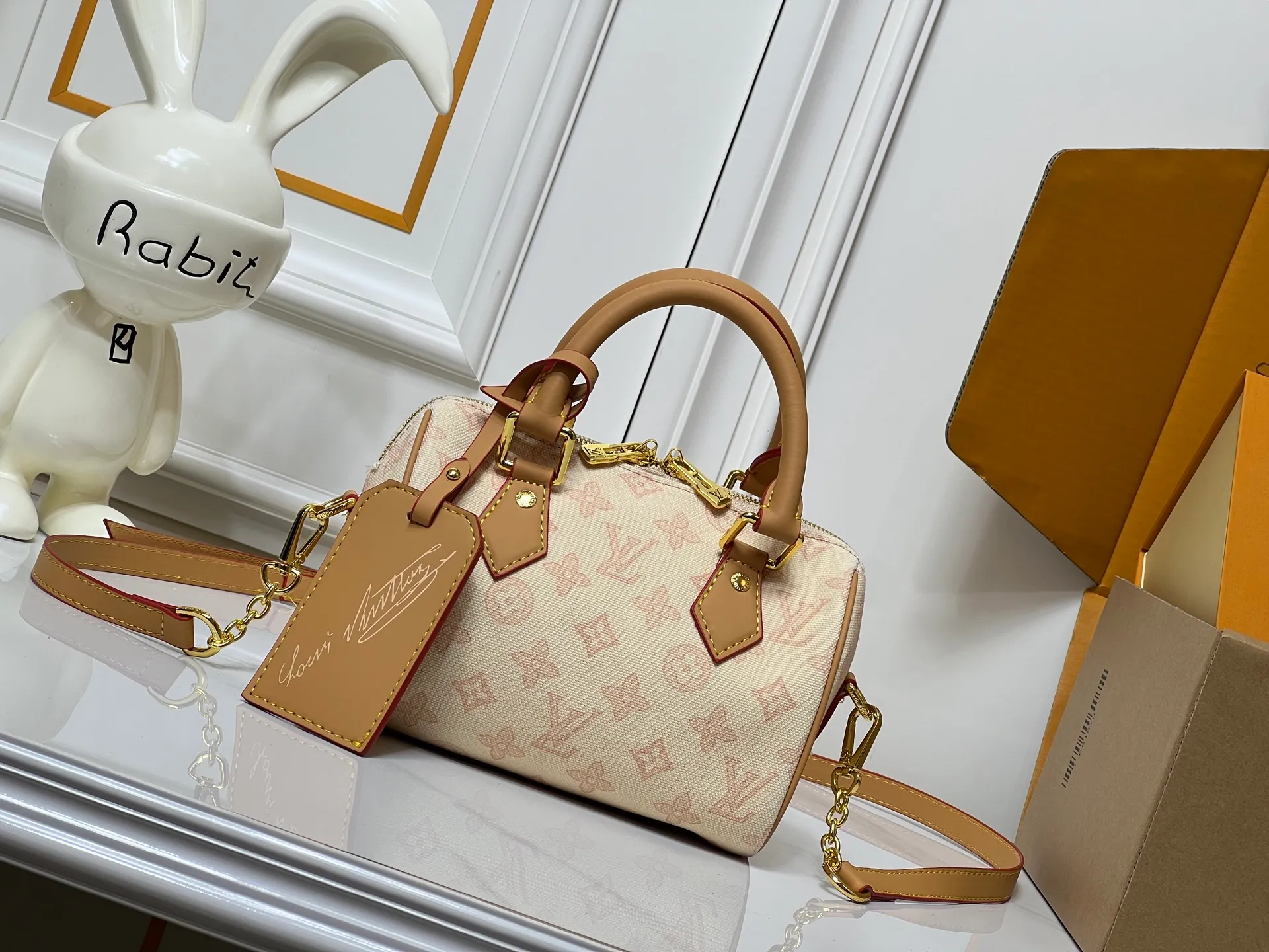 Batch 240💰[ALMA BB handbag] M27530-M27951-M28102-M46234-M27526-28272-M27525 This Alma BB handbag comes from the Travels With Grace Coddington series launched by Louis Vuitton and Grace Coddington, focusing on the fun Meowgram pattern. The canvas body is trimmed with calfskin and the fabric shoulder strap reads "Louis Vuitton" in Coddington's script. The exquisite padlocks and key cases once again prove the brand's exquisite craftsmanship.  Dimensions: 20.5×13.5×12cm (height x width x length)
