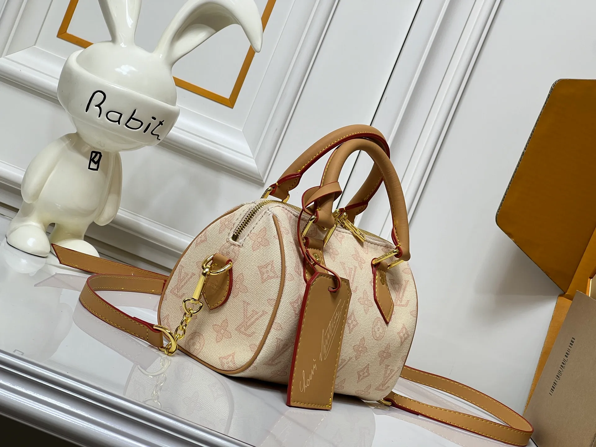 Batch 240💰[ALMA BB handbag] M27530-M27951-M28102-M46234-M27526-28272-M27525 This Alma BB handbag comes from the Travels With Grace Coddington series launched by Louis Vuitton and Grace Coddington, focusing on the fun Meowgram pattern. The canvas body is trimmed with calfskin and the fabric shoulder strap reads "Louis Vuitton" in Coddington's script. The exquisite padlocks and key cases once again prove the brand's exquisite craftsmanship.  Dimensions: 20.5×13.5×12cm (height x width x length)