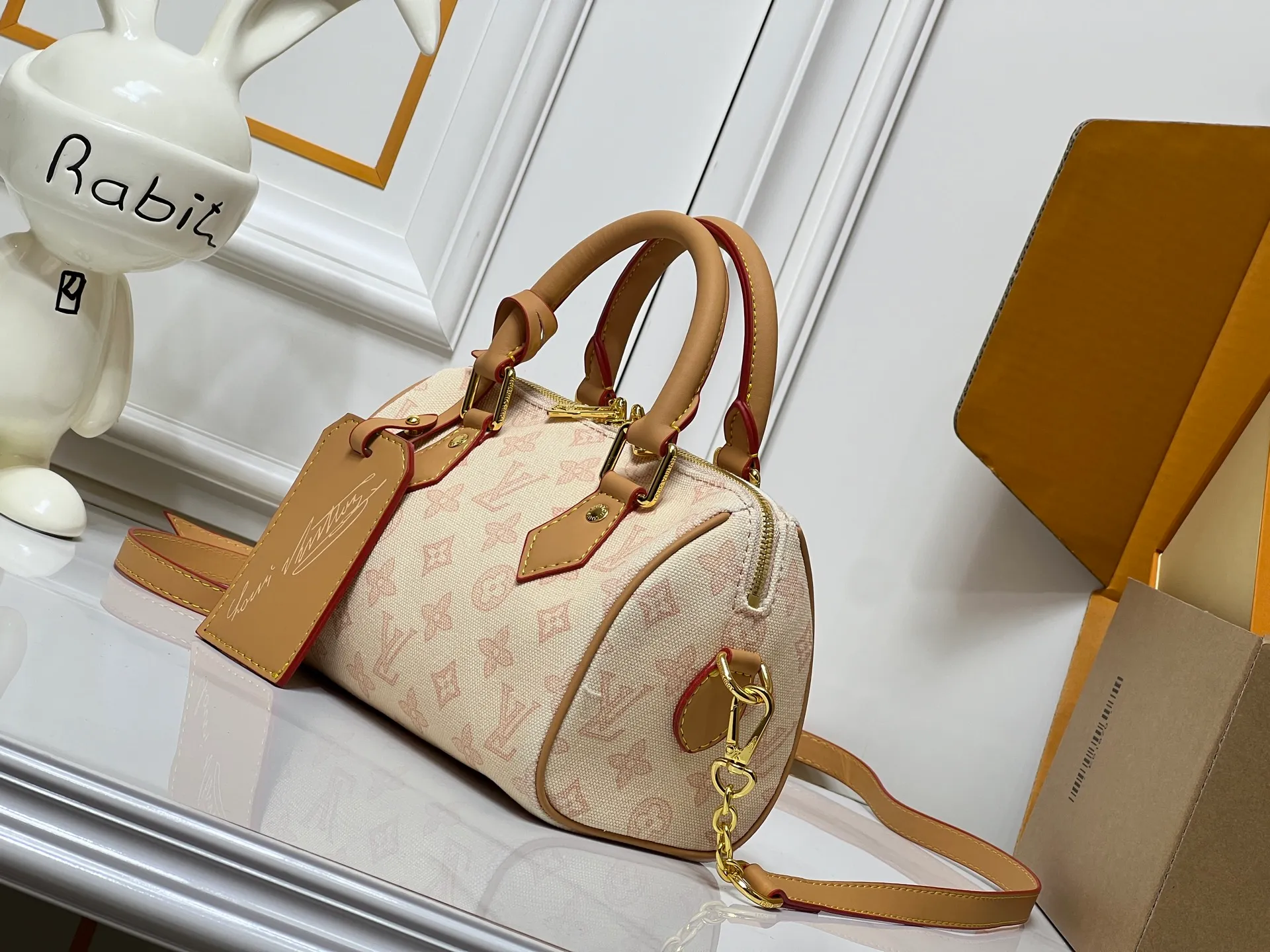 Batch 240💰[ALMA BB handbag] M27530-M27951-M28102-M46234-M27526-28272-M27525 This Alma BB handbag comes from the Travels With Grace Coddington series launched by Louis Vuitton and Grace Coddington, focusing on the fun Meowgram pattern. The canvas body is trimmed with calfskin and the fabric shoulder strap reads "Louis Vuitton" in Coddington's script. The exquisite padlocks and key cases once again prove the brand's exquisite craftsmanship.  Dimensions: 20.5×13.5×12cm (height x width x length)