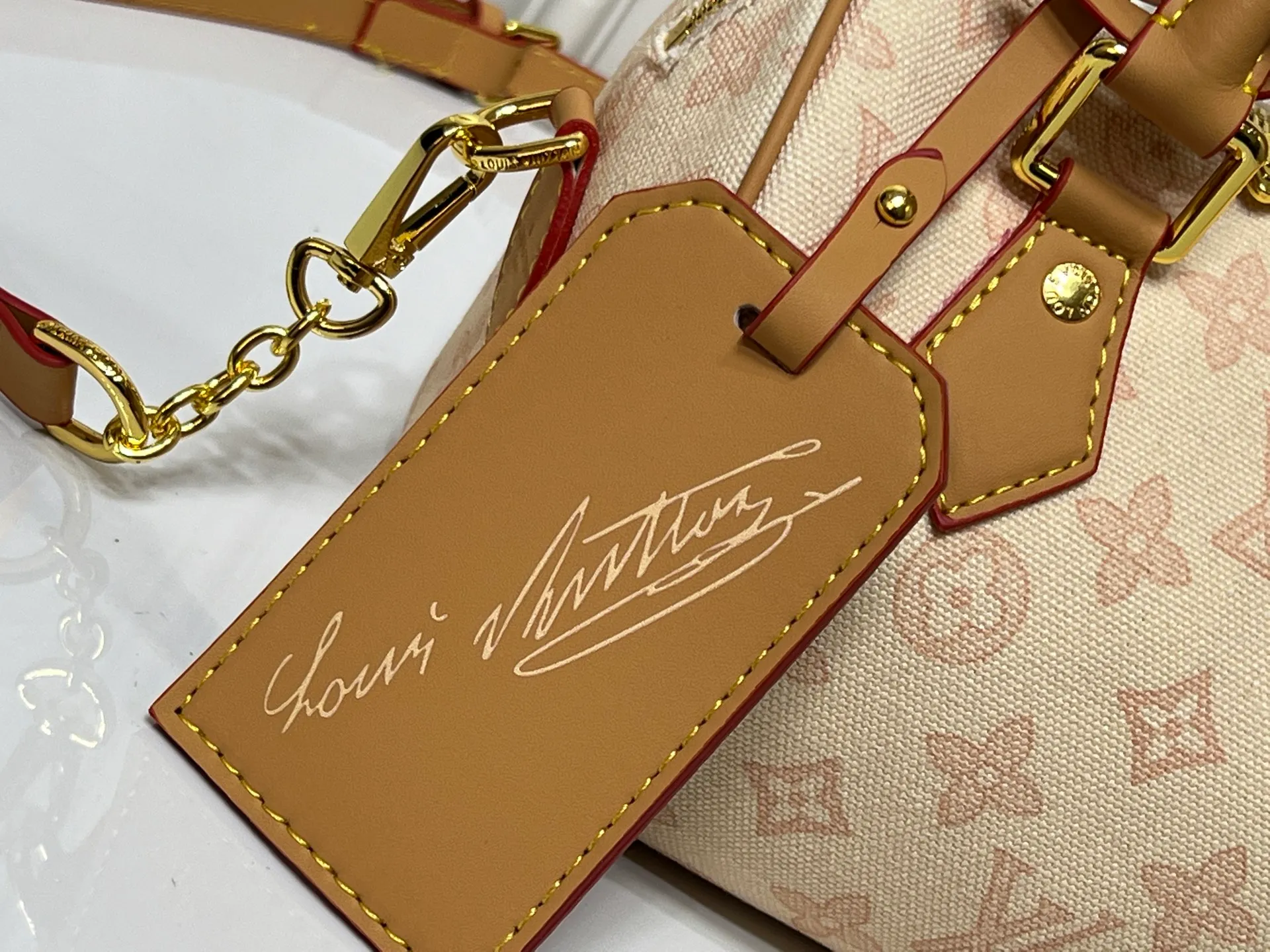 Batch 240💰[ALMA BB handbag] M27530-M27951-M28102-M46234-M27526-28272-M27525 This Alma BB handbag comes from the Travels With Grace Coddington series launched by Louis Vuitton and Grace Coddington, focusing on the fun Meowgram pattern. The canvas body is trimmed with calfskin and the fabric shoulder strap reads "Louis Vuitton" in Coddington's script. The exquisite padlocks and key cases once again prove the brand's exquisite craftsmanship.  Dimensions: 20.5×13.5×12cm (height x width x length)