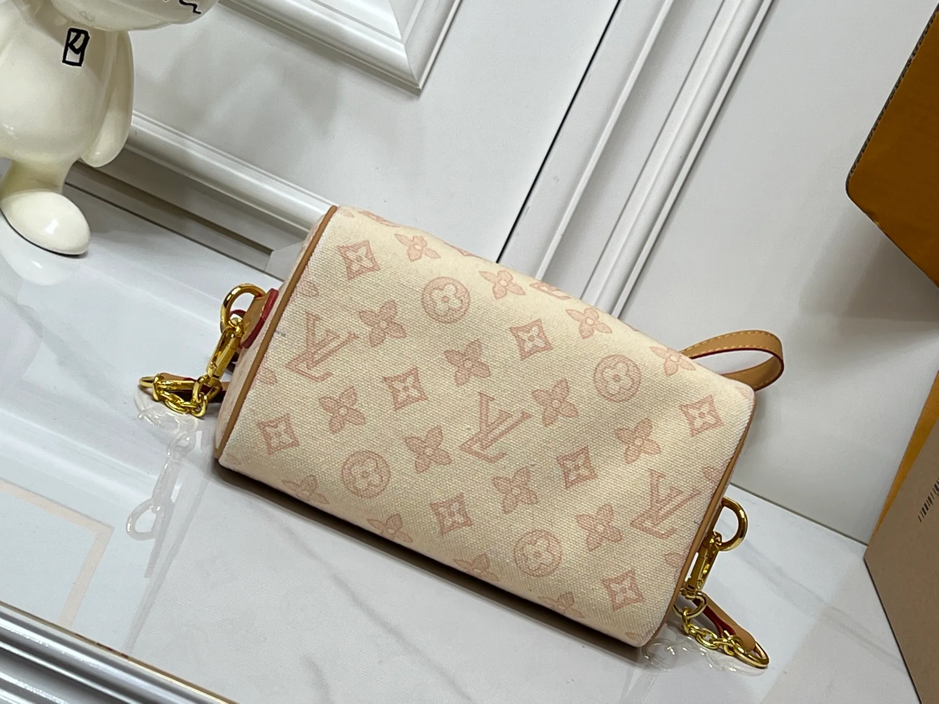 Batch 240💰[ALMA BB handbag] M27530-M27951-M28102-M46234-M27526-28272-M27525 This Alma BB handbag comes from the Travels With Grace Coddington series launched by Louis Vuitton and Grace Coddington, focusing on the fun Meowgram pattern. The canvas body is trimmed with calfskin and the fabric shoulder strap reads "Louis Vuitton" in Coddington's script. The exquisite padlocks and key cases once again prove the brand's exquisite craftsmanship.  Dimensions: 20.5×13.5×12cm (height x width x length)