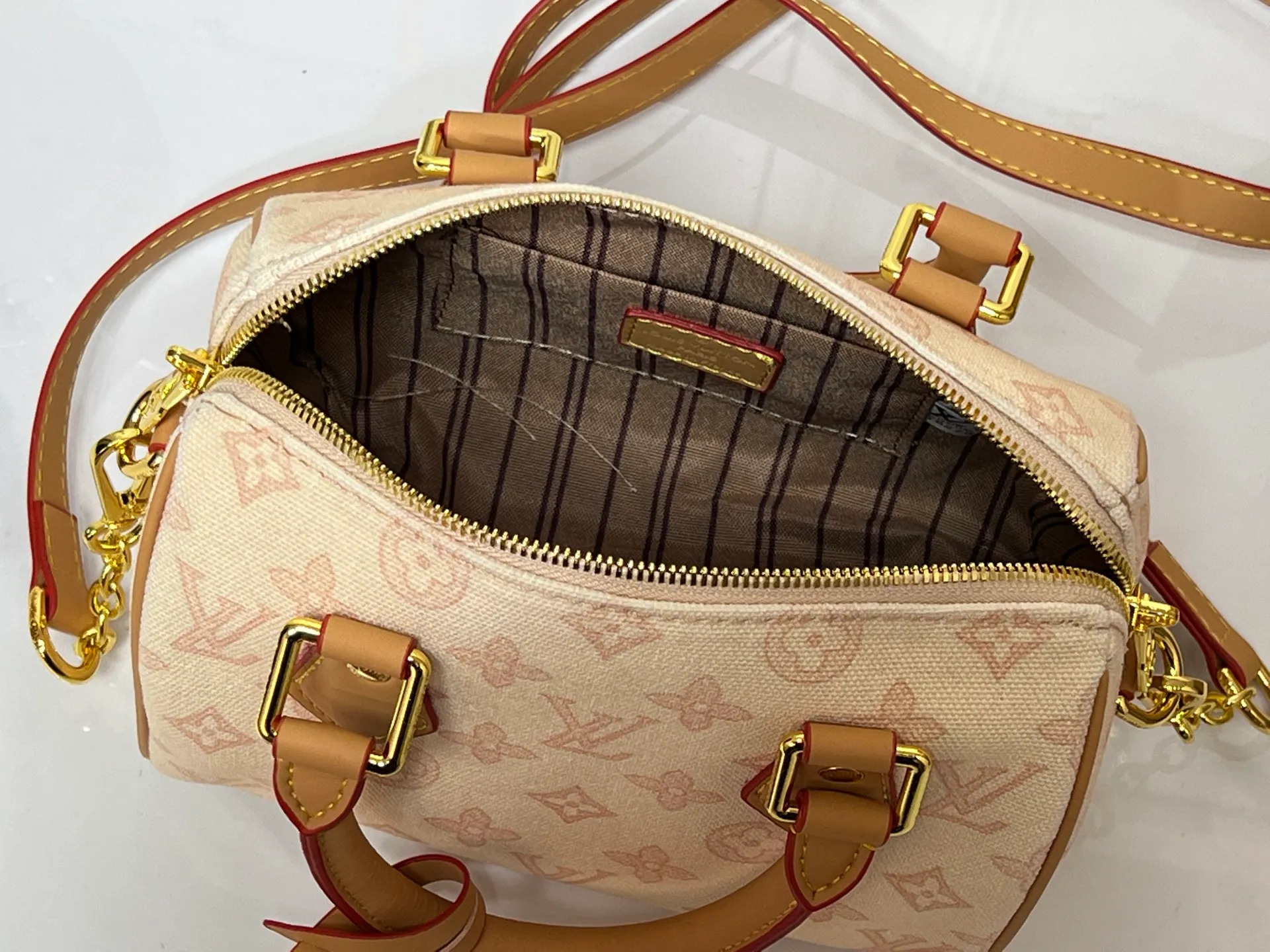 Batch 240💰[ALMA BB handbag] M27530-M27951-M28102-M46234-M27526-28272-M27525 This Alma BB handbag comes from the Travels With Grace Coddington series launched by Louis Vuitton and Grace Coddington, focusing on the fun Meowgram pattern. The canvas body is trimmed with calfskin and the fabric shoulder strap reads "Louis Vuitton" in Coddington's script. The exquisite padlocks and key cases once again prove the brand's exquisite craftsmanship.  Dimensions: 20.5×13.5×12cm (height x width x length)