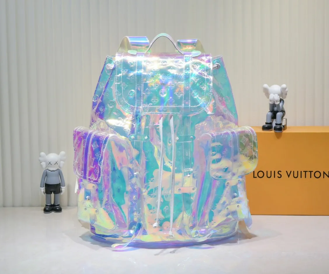 ¥660💰 Exclusive real shot-upgraded version ‼ ️Model M53286 M41379 Transparent and colorful! CHRlSTOPHER LARGE BAG This colorful Christopher large backpack showcases Louis Vuitton menswear artistic director Virgil Abloh's forward-looking vision: the collision and interweaving of personal youthful vitality and the classic elegance of Louis Vuitton. Monogram printed PVC material, large-size design, and bold rainbow tones are very eye-catching, achieving a clever fusion of fashion style and practical characteristics. First released in the autumn and winter of 2004, the large-size design inspired by mountaineering backpacks is ideal for travel and weekend outings. The large outer bag is very practical, while the metal studs and LV lettering bag decoration serve as the finishing touch to highlight the brand's connotation. With super large capacity, one backpack can carry everything you need when traveling far away. Dimensions: 44x49x22cm.