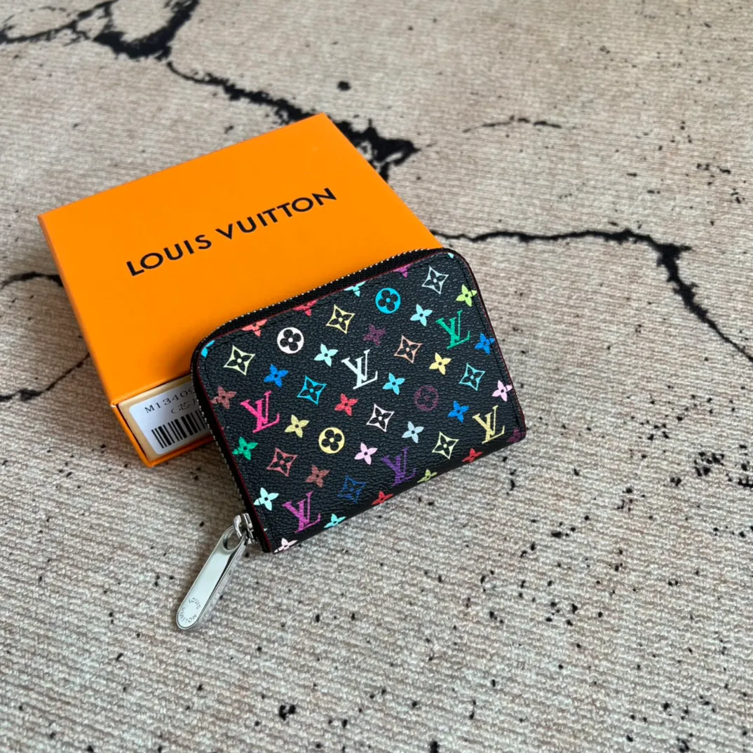 Factory Price 300 Top Original LV x TM Zippy Coin Purse M13409 Black Color (Three Colors - Murakami Takashi) As part of the Louis Vuitton x Murakami series reissue, the timeless Zippy coin purse is practical and playful, upgraded for this season. It's made from Monogram coated canvas in a cheerful rainbow of hues, in keeping with the Japanese artist's signature pop palette. The interior is secured with a silver zipper and is divided into multiple compartments for coins, banknotes and cards. Dimensions: 11 x 8.5 x 2 cm.