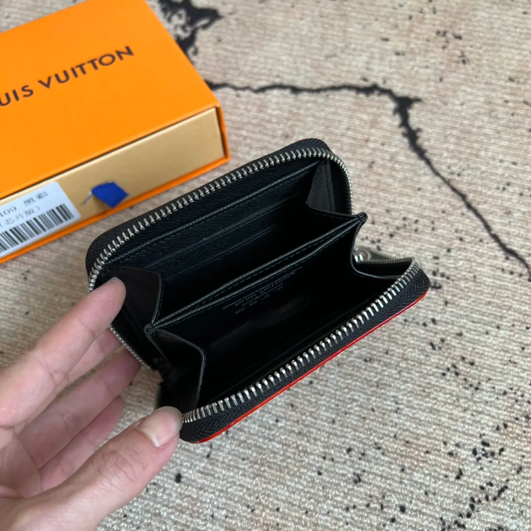 Factory Price 300 Top Original LV x TM Zippy Coin Purse M13409 Black Color (Three Colors - Murakami Takashi) As part of the Louis Vuitton x Murakami series reissue, the timeless Zippy coin purse is practical and playful, upgraded for this season. It's made from Monogram coated canvas in a cheerful rainbow of hues, in keeping with the Japanese artist's signature pop palette. The interior is secured with a silver zipper and is divided into multiple compartments for coins, banknotes and cards. Dimensions: 11 x 8.5 x 2 cm.
