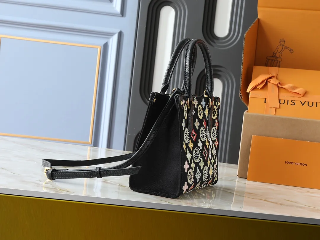 💰300💰Upgraded original version 🔥New embroidery🔥M45659 M46373 M44571 This OnTheGo small handbag is made of Monogram and Monogram Reverse canvas, with the Monogram Giant pattern embellished on it. The Toron handle and the jacquard textured shoulder strap decorated with the brand's logo create a visual contrast, and the detachable coin bag is suitable for storing change or small items. It combines fashionable charm with various functions, making it a good daily companion. 25.0 x 19.0 x 11.5 cm (length x height x width)