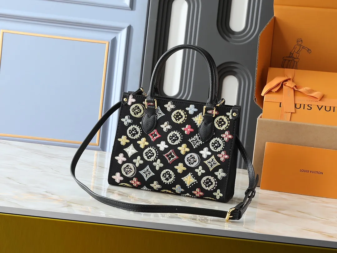 💰300💰Upgraded original version 🔥New embroidery🔥M45659 M46373 M44571 This OnTheGo small handbag is made of Monogram and Monogram Reverse canvas, with the Monogram Giant pattern embellished on it. The Toron handle and the jacquard textured shoulder strap decorated with the brand's logo create a visual contrast, and the detachable coin bag is suitable for storing change or small items. It combines fashionable charm with various functions, making it a good daily companion. 25.0 x 19.0 x 11.5 cm (length x height x width)