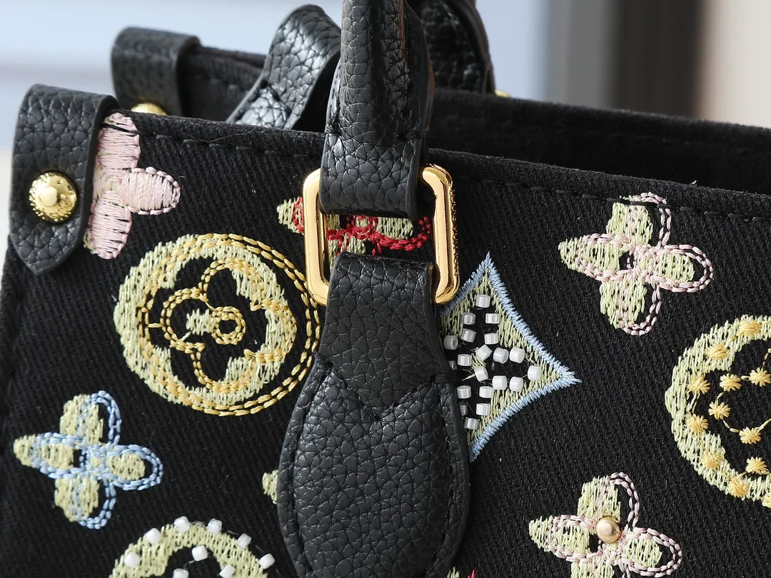 💰300💰Upgraded original version 🔥New embroidery🔥M45659 M46373 M44571 This OnTheGo small handbag is made of Monogram and Monogram Reverse canvas, with the Monogram Giant pattern embellished on it. The Toron handle and the jacquard textured shoulder strap decorated with the brand's logo create a visual contrast, and the detachable coin bag is suitable for storing change or small items. It combines fashionable charm with various functions, making it a good daily companion. 25.0 x 19.0 x 11.5 cm (length x height x width)