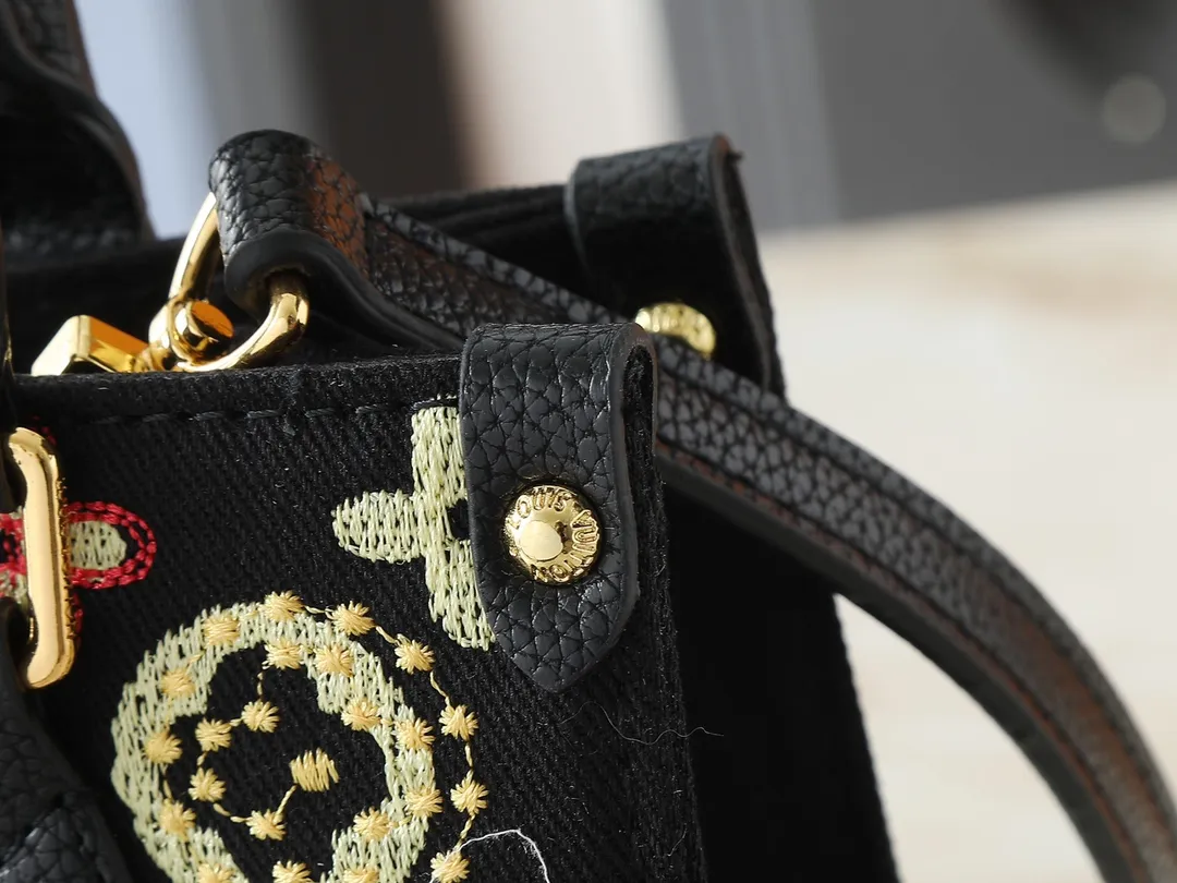 💰300💰Upgraded original version 🔥New embroidery🔥M45659 M46373 M44571 This OnTheGo small handbag is made of Monogram and Monogram Reverse canvas, with the Monogram Giant pattern embellished on it. The Toron handle and the jacquard textured shoulder strap decorated with the brand's logo create a visual contrast, and the detachable coin bag is suitable for storing change or small items. It combines fashionable charm with various functions, making it a good daily companion. 25.0 x 19.0 x 11.5 cm (length x height x width)