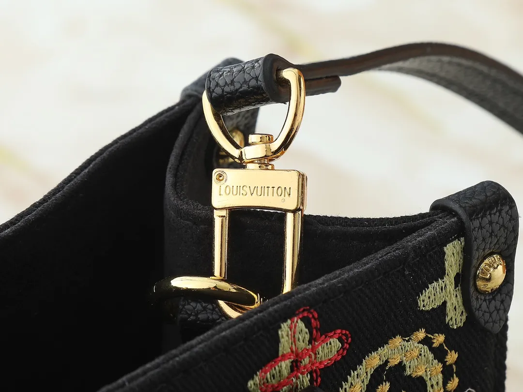 💰300💰Upgraded original version 🔥New embroidery🔥M45659 M46373 M44571 This OnTheGo small handbag is made of Monogram and Monogram Reverse canvas, with the Monogram Giant pattern embellished on it. The Toron handle and the jacquard textured shoulder strap decorated with the brand's logo create a visual contrast, and the detachable coin bag is suitable for storing change or small items. It combines fashionable charm with various functions, making it a good daily companion. 25.0 x 19.0 x 11.5 cm (length x height x width)