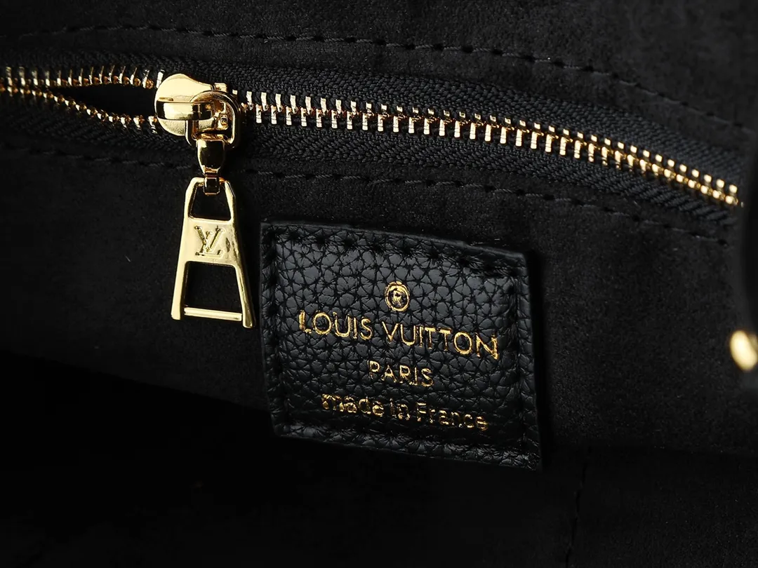 💰300💰Upgraded original version 🔥New embroidery🔥M45659 M46373 M44571 This OnTheGo small handbag is made of Monogram and Monogram Reverse canvas, with the Monogram Giant pattern embellished on it. The Toron handle and the jacquard textured shoulder strap decorated with the brand's logo create a visual contrast, and the detachable coin bag is suitable for storing change or small items. It combines fashionable charm with various functions, making it a good daily companion. 25.0 x 19.0 x 11.5 cm (length x height x width)