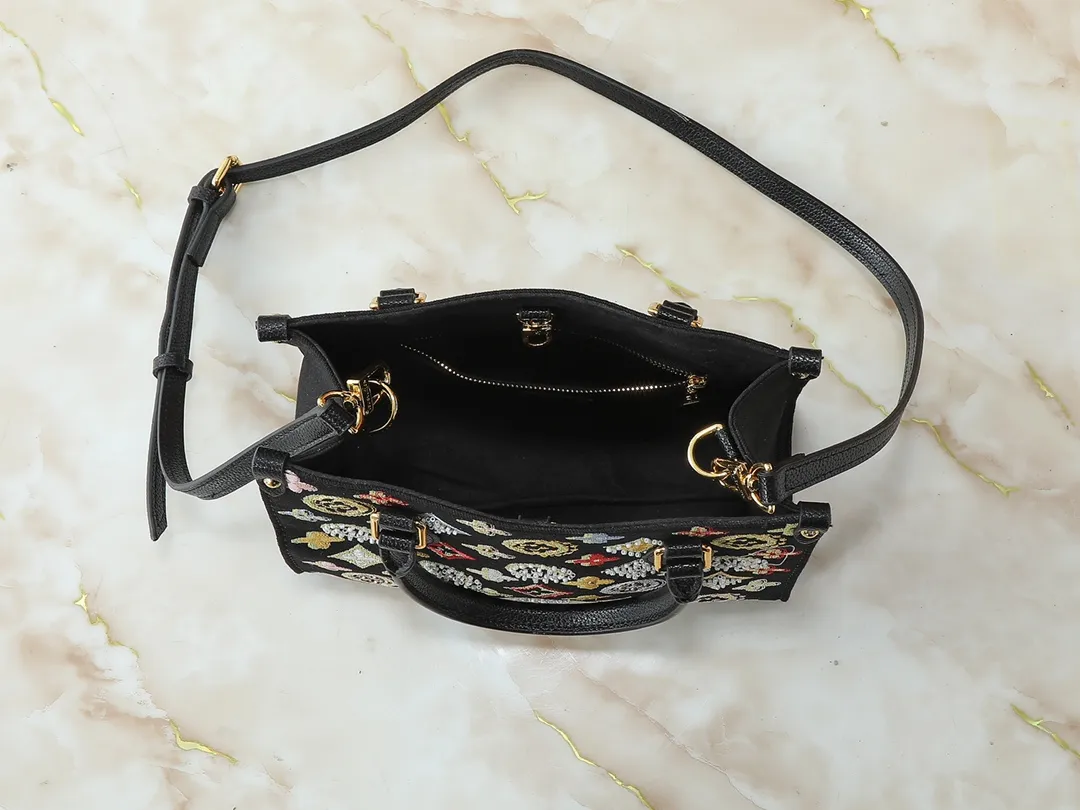 💰300💰Upgraded original version 🔥New embroidery🔥M45659 M46373 M44571 This OnTheGo small handbag is made of Monogram and Monogram Reverse canvas, with the Monogram Giant pattern embellished on it. The Toron handle and the jacquard textured shoulder strap decorated with the brand's logo create a visual contrast, and the detachable coin bag is suitable for storing change or small items. It combines fashionable charm with various functions, making it a good daily companion. 25.0 x 19.0 x 11.5 cm (length x height x width)