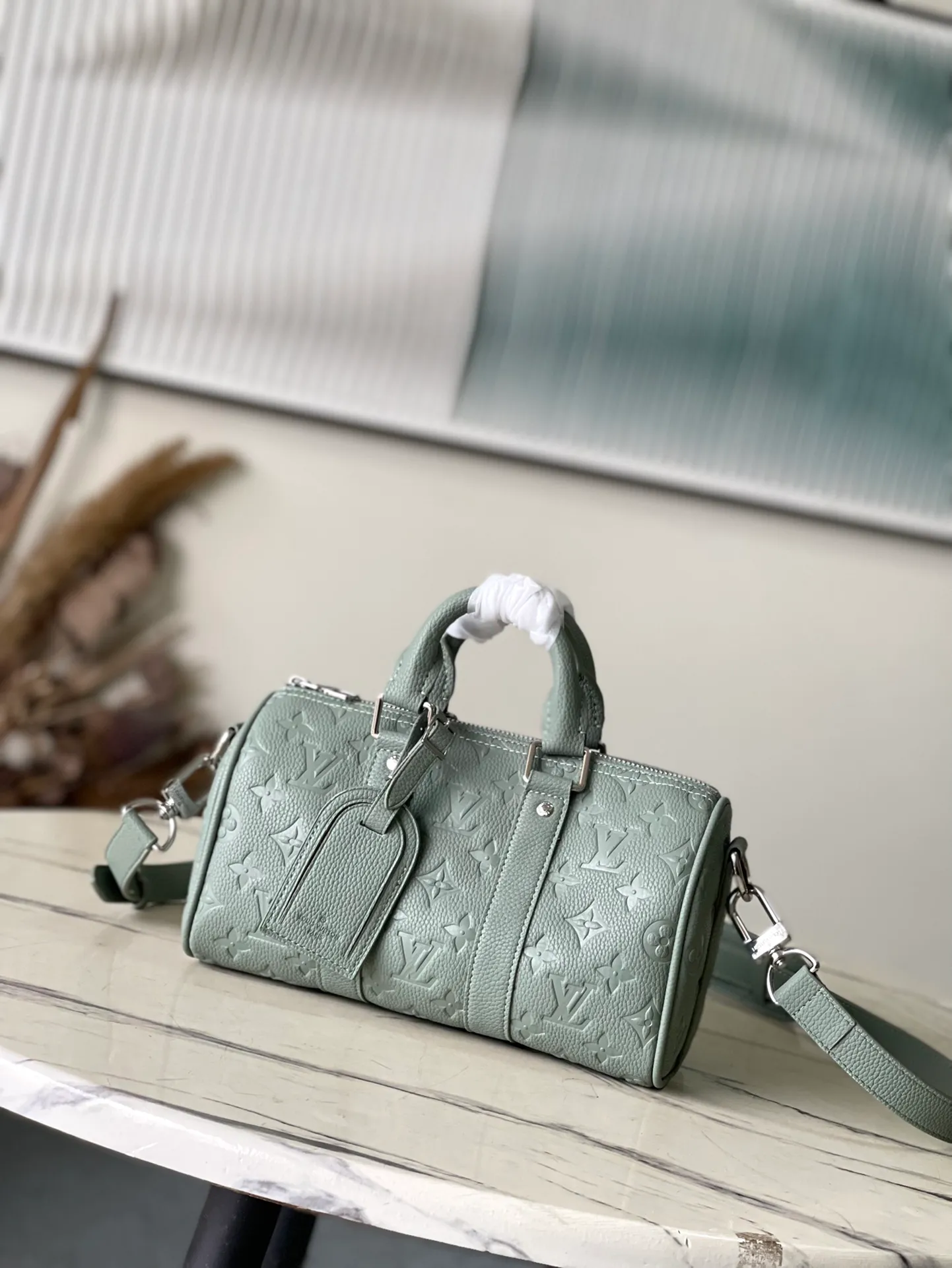 💰960 (top layer leather) top original order M13866 gray green The classic Keepall series adds a novel mini design. Monogram Macassar canvas is dip-dyed in one of Virgil Abloh's signature bright colors. The reinforced side straps and removable leather nameplate continue the iconic elements. It is paired with double handles and shoulder straps, making it an eye-catching choice for urban life. Size:25*15*11cm