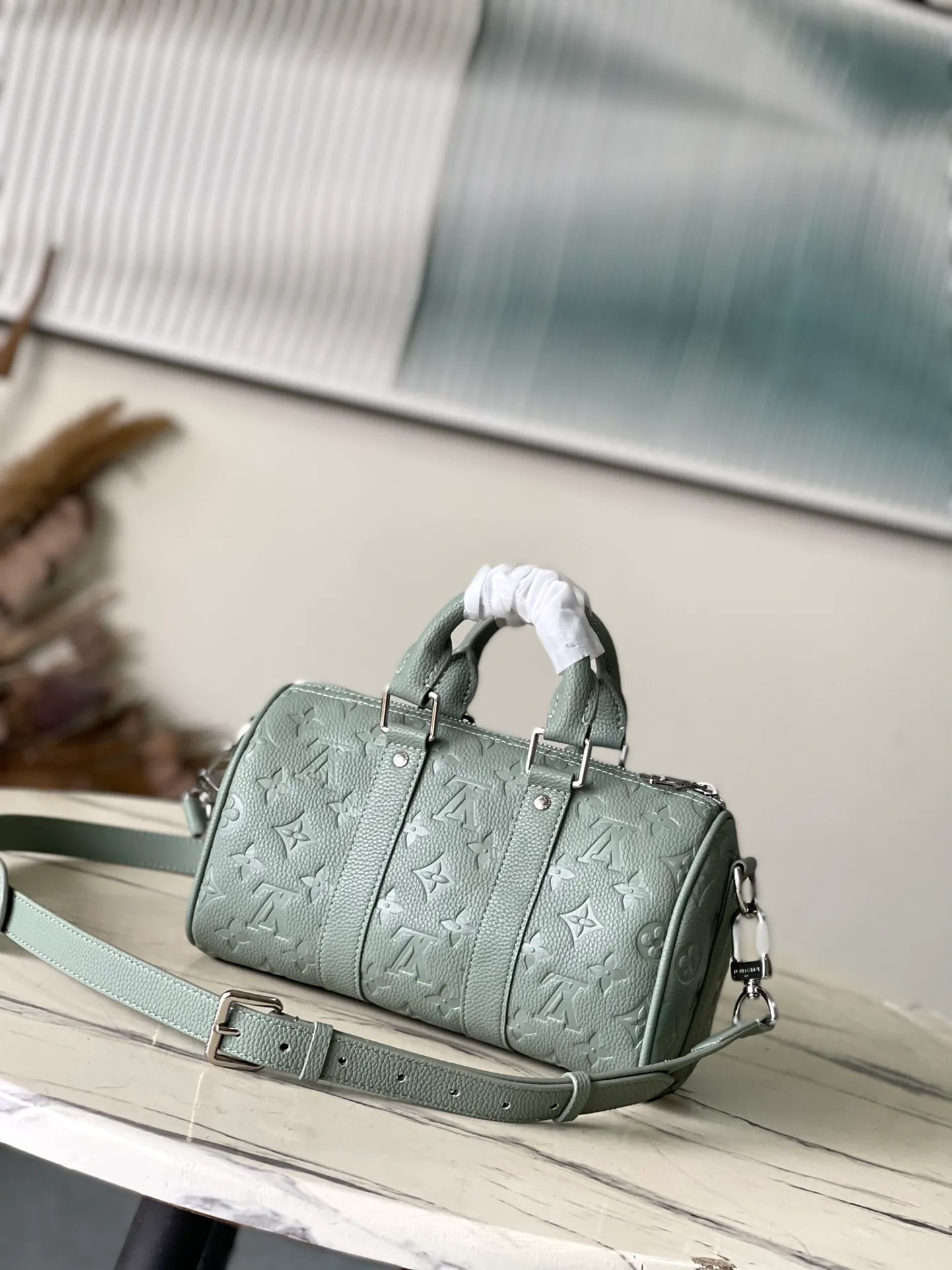 💰960 (top layer leather) top original order M13866 gray green The classic Keepall series adds a novel mini design. Monogram Macassar canvas is dip-dyed in one of Virgil Abloh's signature bright colors. The reinforced side straps and removable leather nameplate continue the iconic elements. It is paired with double handles and shoulder straps, making it an eye-catching choice for urban life. Size:25*15*11cm