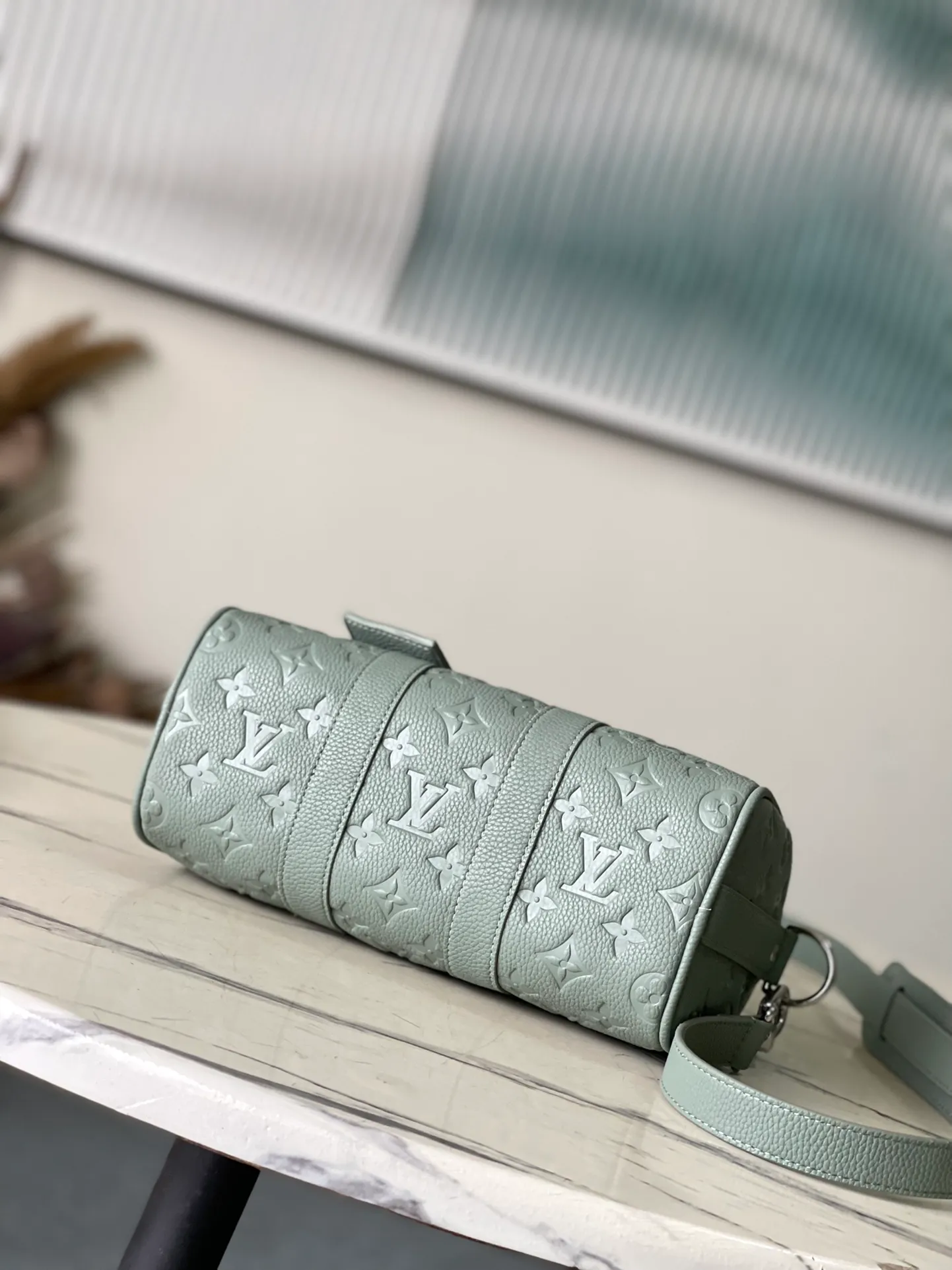 💰960 (top layer leather) top original order M13866 gray green The classic Keepall series adds a novel mini design. Monogram Macassar canvas is dip-dyed in one of Virgil Abloh's signature bright colors. The reinforced side straps and removable leather nameplate continue the iconic elements. It is paired with double handles and shoulder straps, making it an eye-catching choice for urban life. Size:25*15*11cm