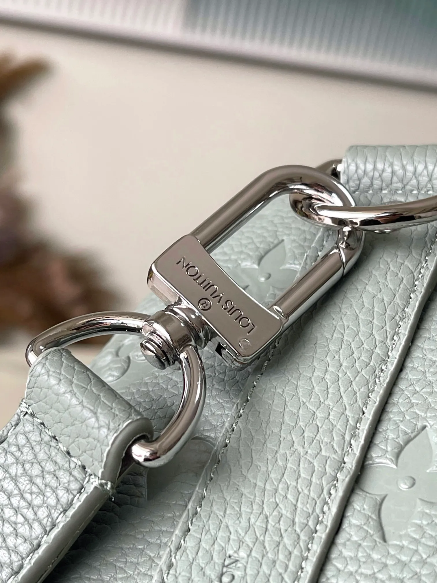 💰960 (top layer leather) top original order M13866 gray green The classic Keepall series adds a novel mini design. Monogram Macassar canvas is dip-dyed in one of Virgil Abloh's signature bright colors. The reinforced side straps and removable leather nameplate continue the iconic elements. It is paired with double handles and shoulder straps, making it an eye-catching choice for urban life. Size:25*15*11cm