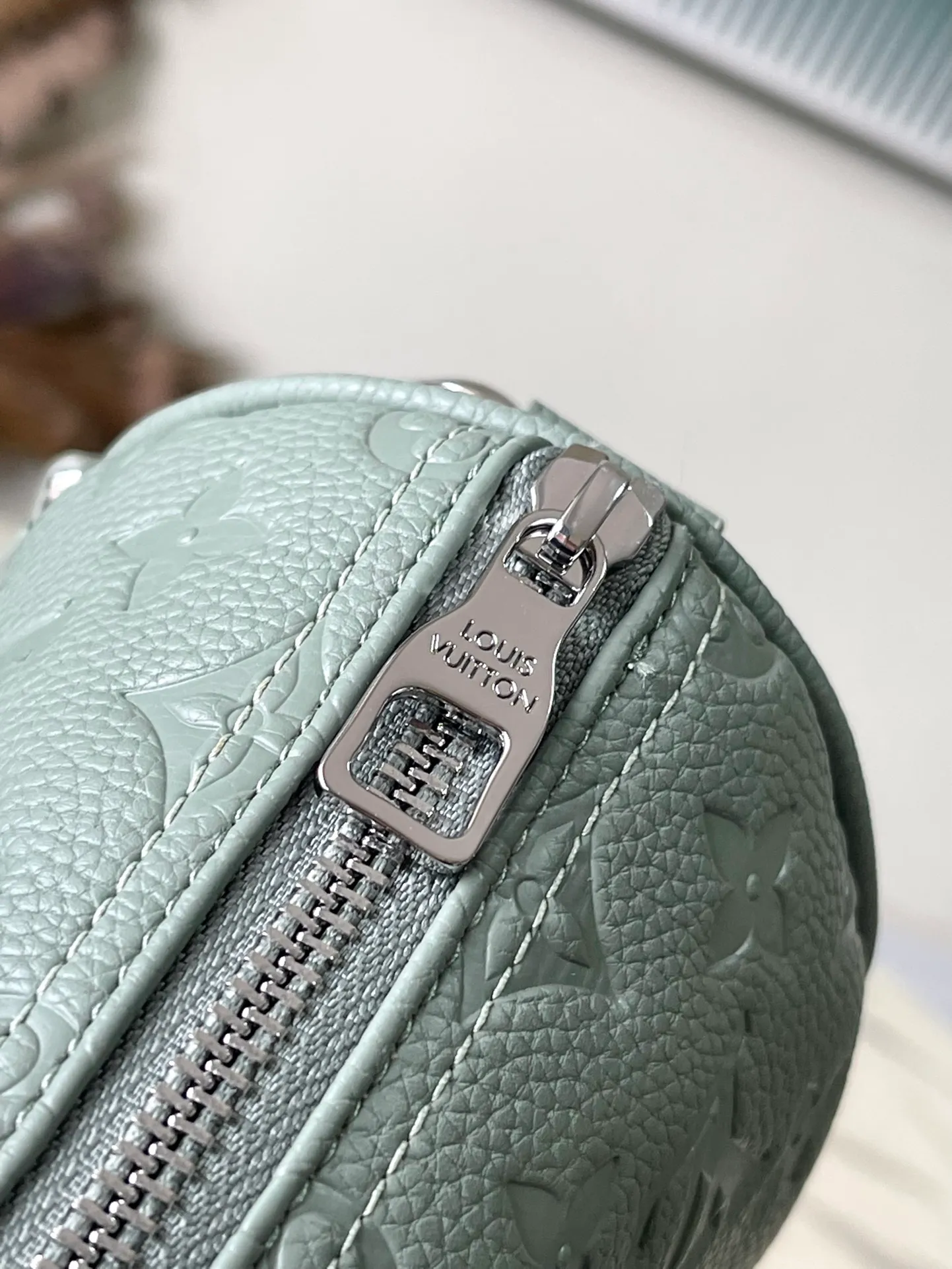 💰960 (top layer leather) top original order M13866 gray green The classic Keepall series adds a novel mini design. Monogram Macassar canvas is dip-dyed in one of Virgil Abloh's signature bright colors. The reinforced side straps and removable leather nameplate continue the iconic elements. It is paired with double handles and shoulder straps, making it an eye-catching choice for urban life. Size:25*15*11cm