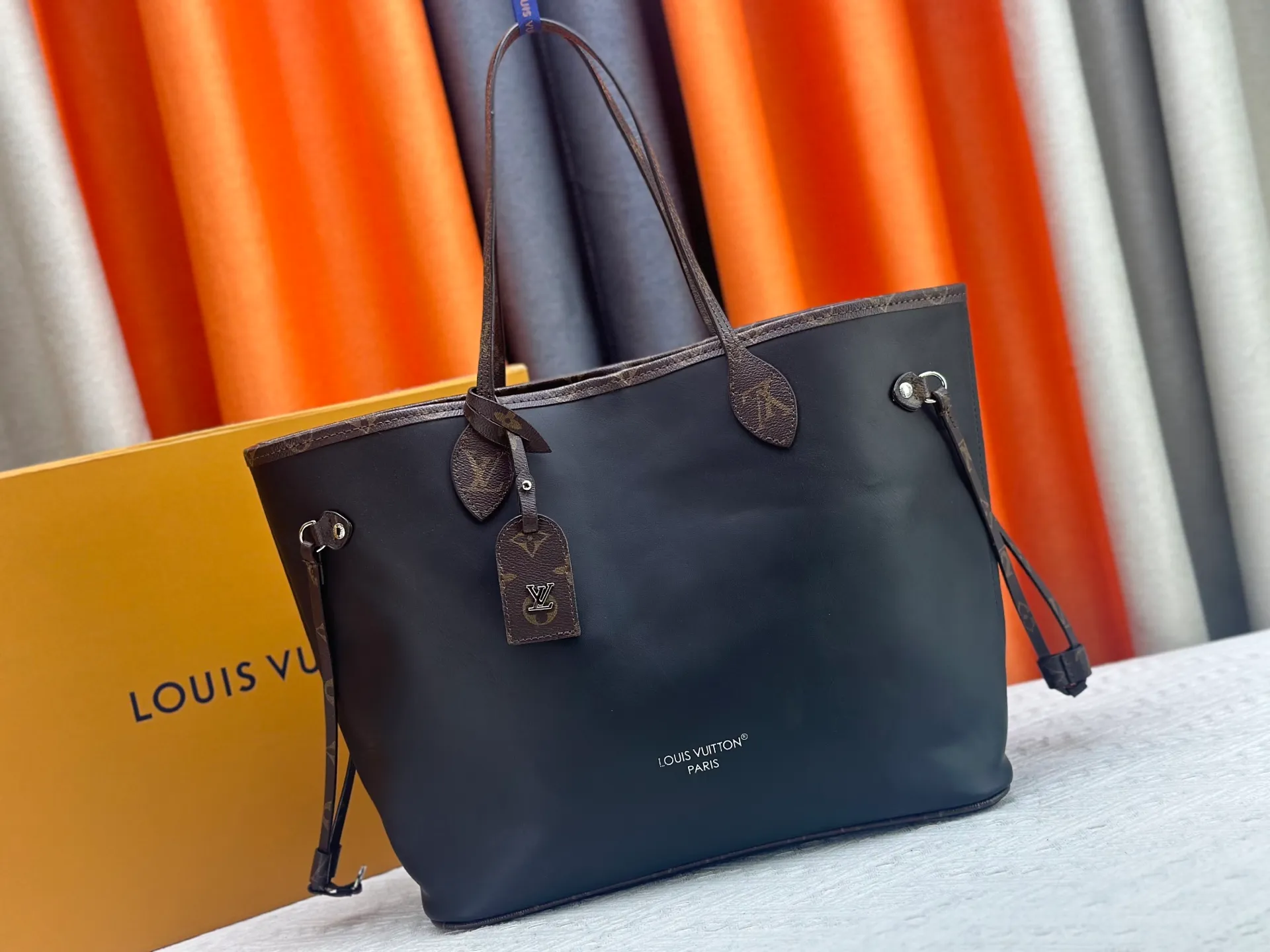 P280 Upgraded original M14210 M45686 M46649 M58907 M46329 M21579 M45685 M46676 M40995 This Neverfull medium handbag uses embossing and printing processes to depict the Monogram pattern on the cow leather. Tighten the side straps and the tote instantly transforms into an elegant urban handbag; the long handle makes it easy to carry over the shoulder or elbow. 31.0 x 28.0 x 14.0 cm (length x height x width)