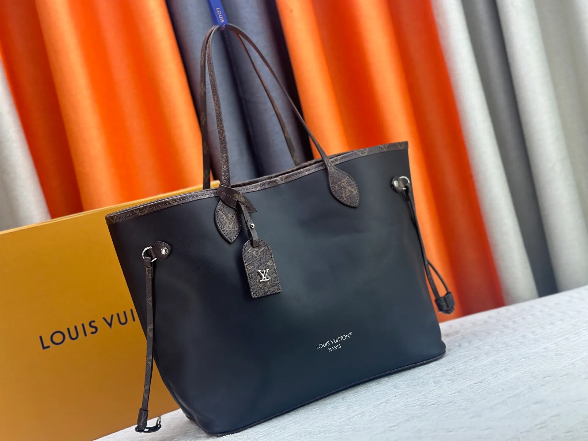 P280 Upgraded original M14210 M45686 M46649 M58907 M46329 M21579 M45685 M46676 M40995 This Neverfull medium handbag uses embossing and printing processes to depict the Monogram pattern on the cow leather. Tighten the side straps and the tote instantly transforms into an elegant urban handbag; the long handle makes it easy to carry over the shoulder or elbow. 31.0 x 28.0 x 14.0 cm (length x height x width)