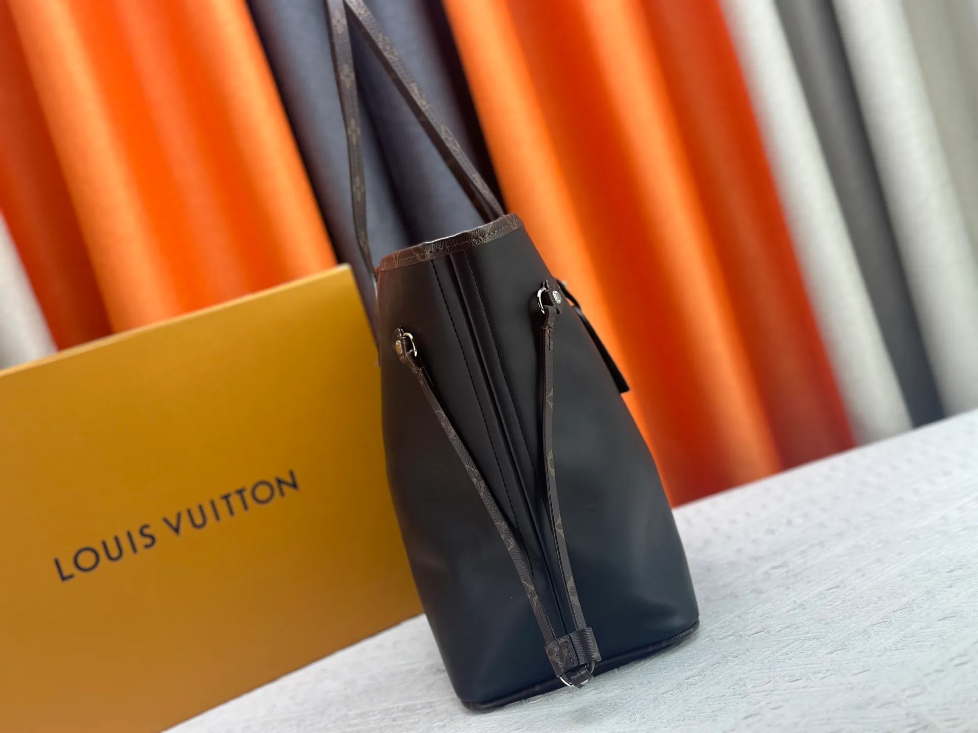 P280 Upgraded original M14210 M45686 M46649 M58907 M46329 M21579 M45685 M46676 M40995 This Neverfull medium handbag uses embossing and printing processes to depict the Monogram pattern on the cow leather. Tighten the side straps and the tote instantly transforms into an elegant urban handbag; the long handle makes it easy to carry over the shoulder or elbow. 31.0 x 28.0 x 14.0 cm (length x height x width)