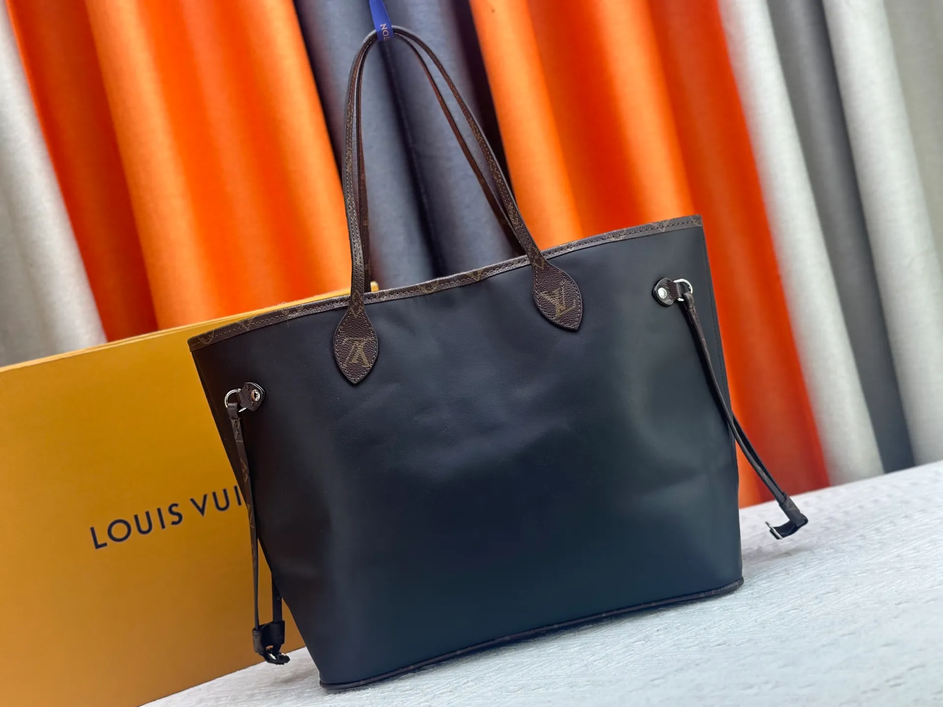 P280 Upgraded original M14210 M45686 M46649 M58907 M46329 M21579 M45685 M46676 M40995 This Neverfull medium handbag uses embossing and printing processes to depict the Monogram pattern on the cow leather. Tighten the side straps and the tote instantly transforms into an elegant urban handbag; the long handle makes it easy to carry over the shoulder or elbow. 31.0 x 28.0 x 14.0 cm (length x height x width)